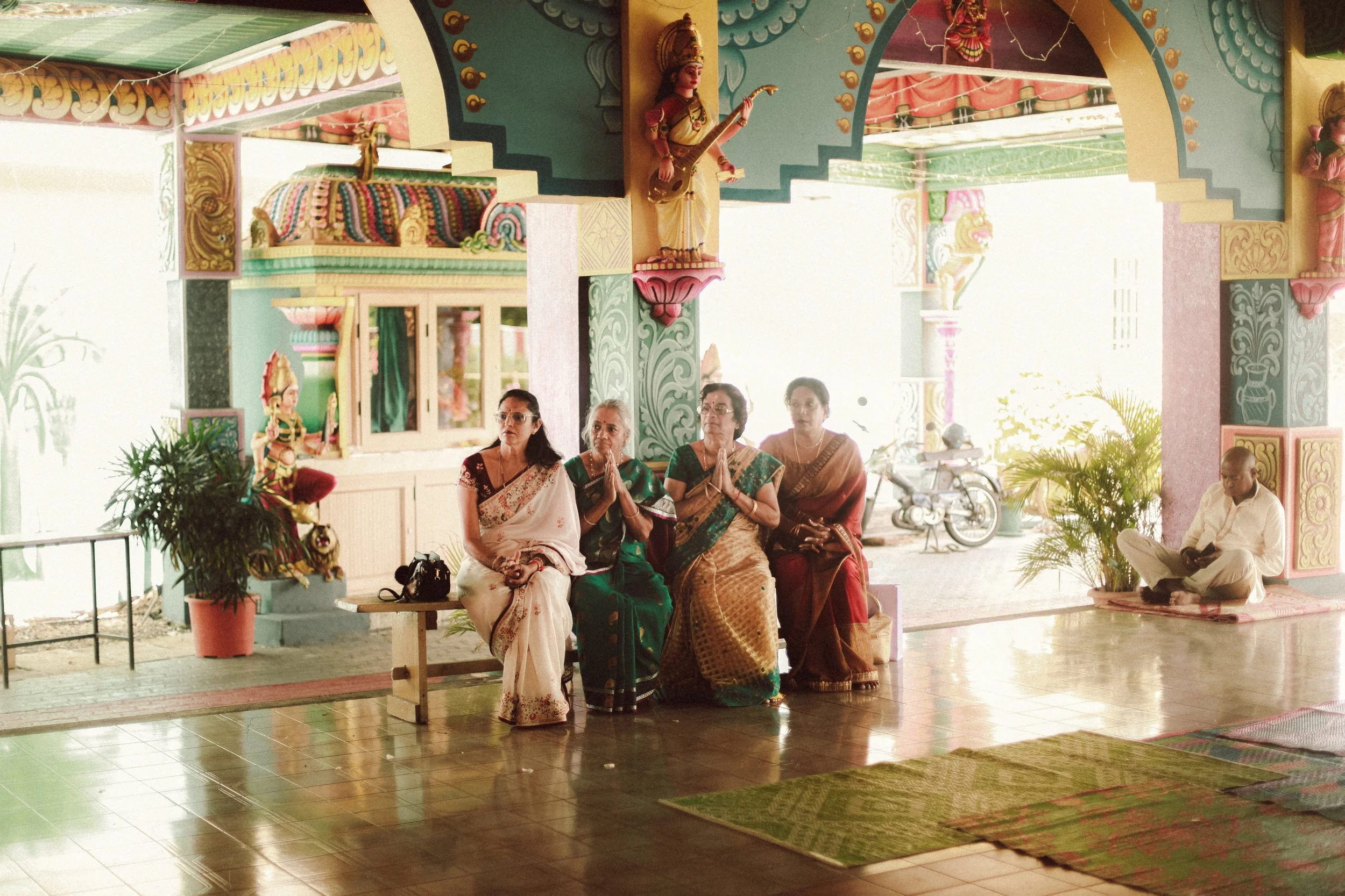 Plongez dans un mariage tamoul à l’île Maurice au temple Sri Mariamman Thirukovil Berthaud à Quatre-Bornes : une cérémonie authentique, colorée et riche en émotions, idéale pour un destination wedding unique.