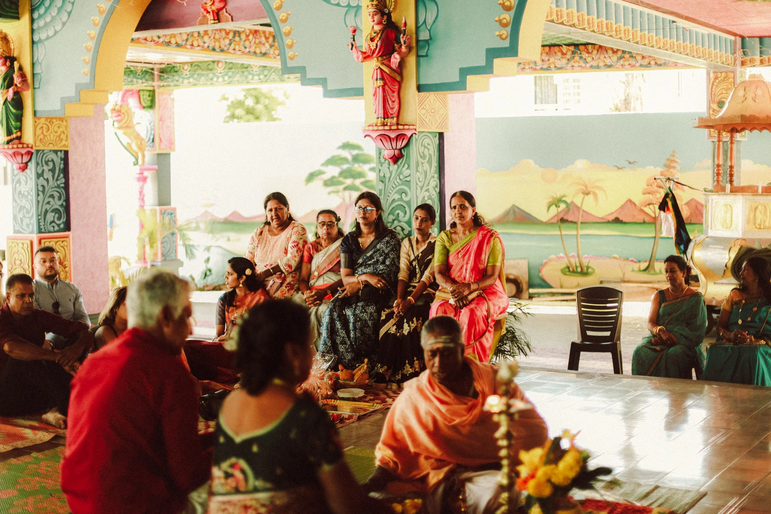 Plongez dans un mariage tamoul à l’île Maurice au temple Sri Mariamman Thirukovil Berthaud à Quatre-Bornes : une cérémonie authentique, colorée et riche en émotions, idéale pour un destination wedding unique.