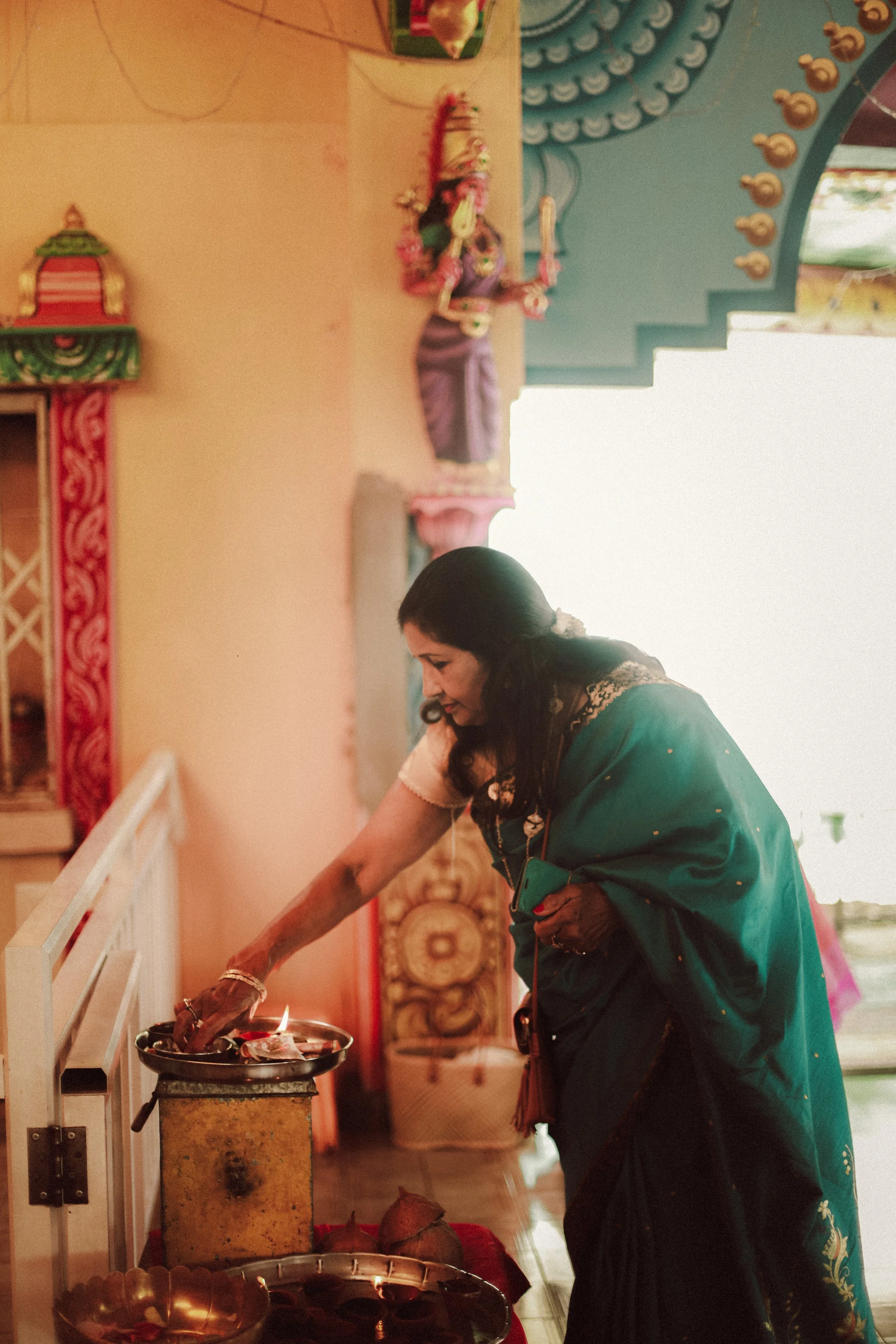Plongez dans un mariage tamoul à l’île Maurice au temple Sri Mariamman Thirukovil Berthaud à Quatre-Bornes : une cérémonie authentique, colorée et riche en émotions, idéale pour un destination wedding unique.