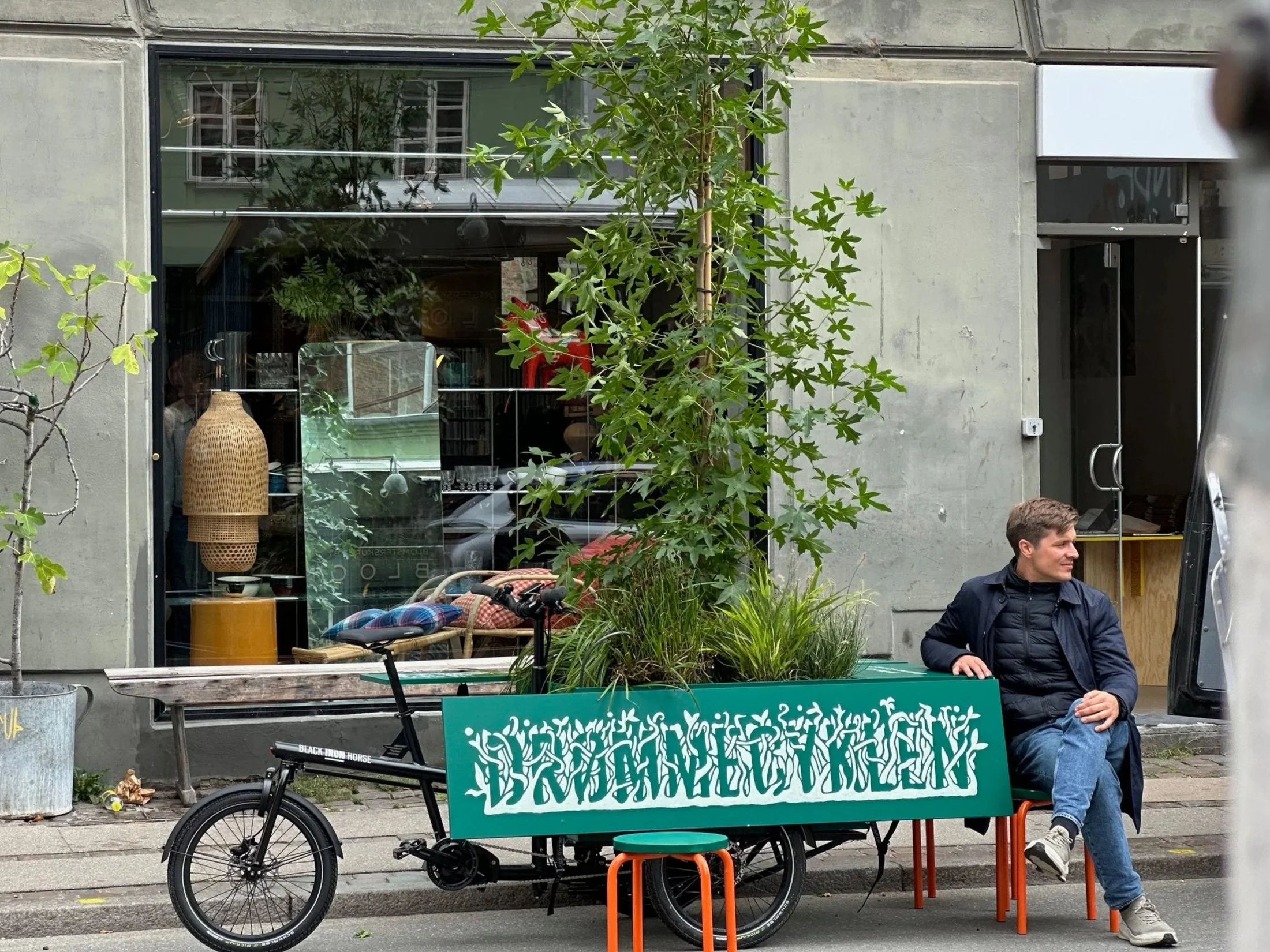DRØMMECYKEL - Et forsamlingshus på hjul og et mobilt byrumsmøbel.