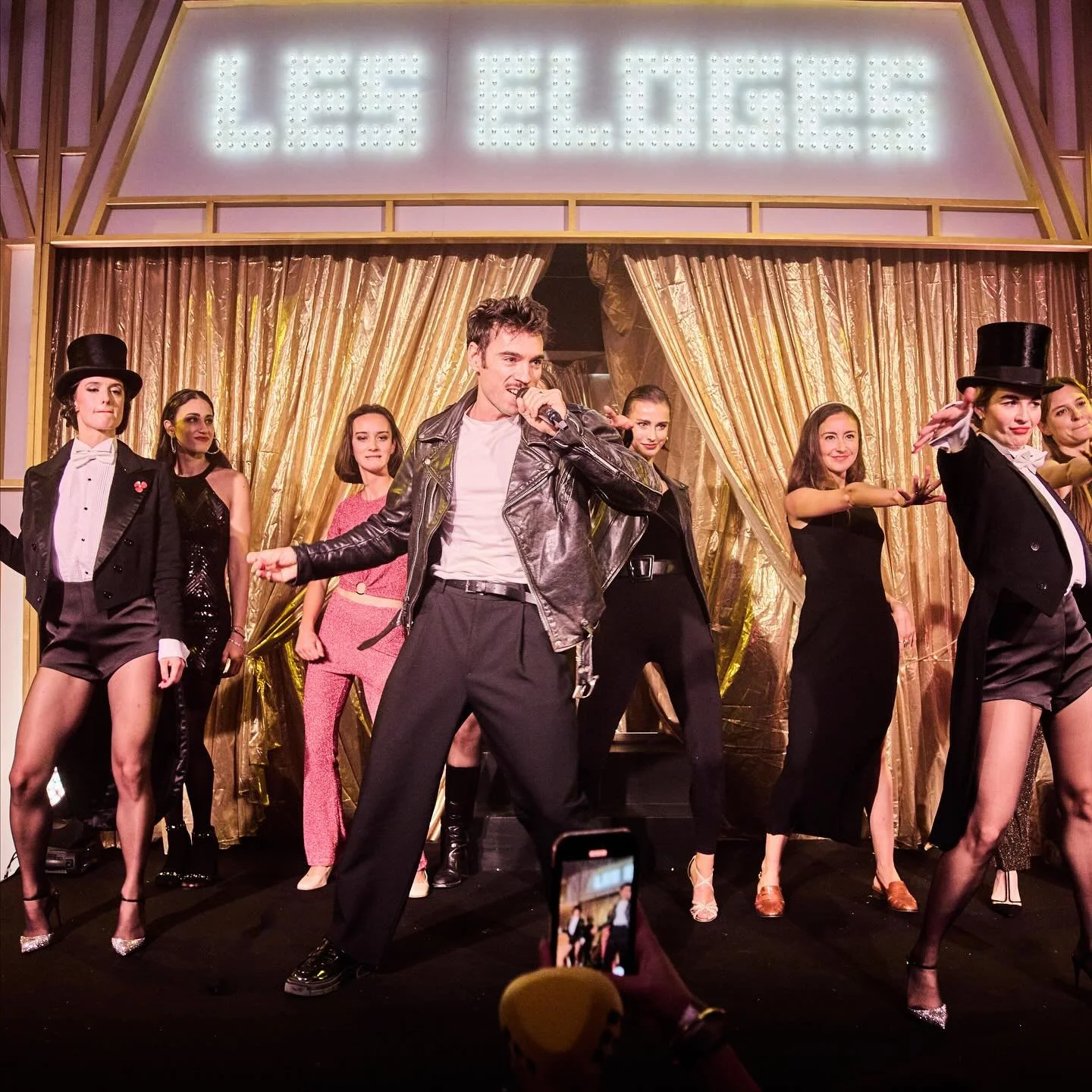 Non mais quelles forces de la nature chez @l_eloge_ !!! 
La semaine a commencé sous le signe des paillettes et de Broadway, et je suis ravie ravie ravie d’avoir vécu ces instants privilégiés avec une telle éq