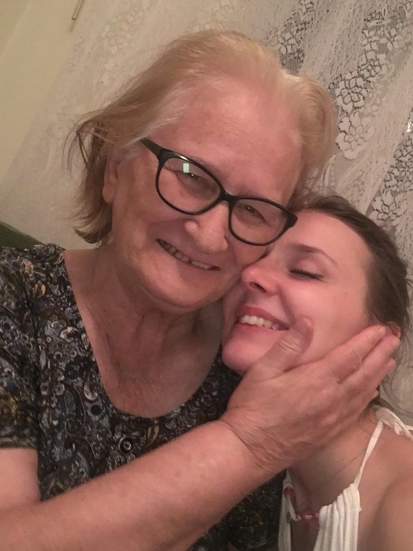 Janvier mouvement&eacute;

1. j&rsquo;ai c&acirc;lin&eacute; ma belle buni une derni&egrave;re fois 🕊️
2. d&eacute;but&eacute; l&rsquo;ann&eacute;e entre filles &agrave; Madrid | @ines.lorans &amp; @alicebrandicourt 
3. les filles 🤍
4. realised my 