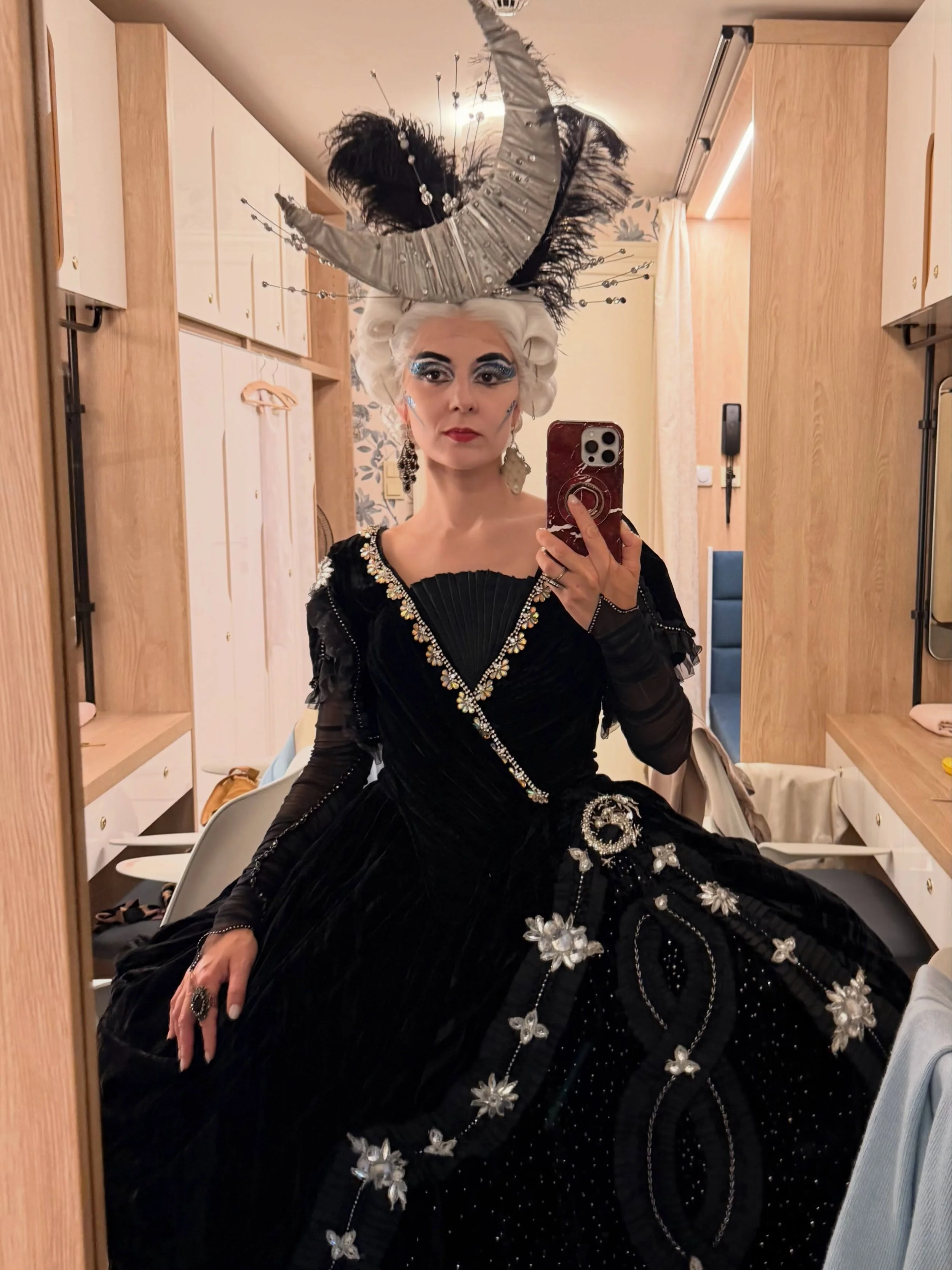 Sang the most anticipated high F&rsquo;s of my life in Prague the other day (!!!) 🌙🔪

Still can&rsquo;t believe this 26/27 season started with my Queen of the Night debut in THE theater where Don Giovanni was created. No better push to do it. And n