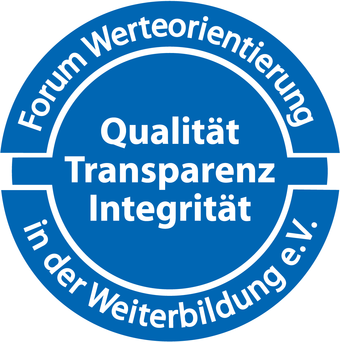 Ein runder blaue Badge mit weißem Text, der die Werte Qualität, Transparenz und Integrität betont, umgeben von einem weißen Ring mit dem Text 'Forum Wertorientierung in der Weiterbildung e.V.'.