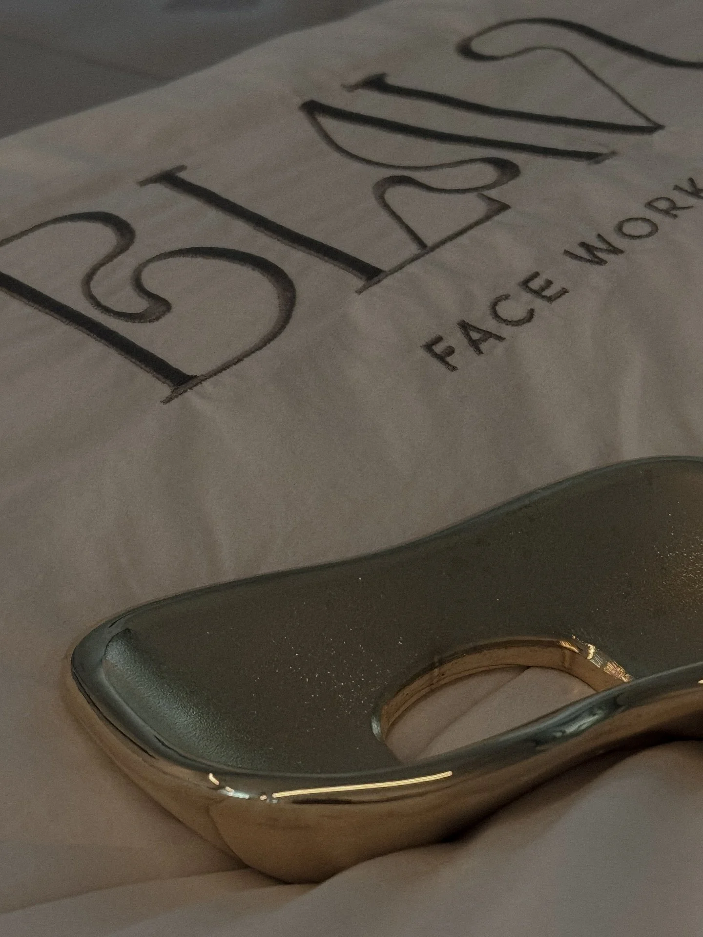 𝙁𝙖𝙘𝙚 𝙇𝙞𝙣𝙚 𝙎𝙘𝙪𝙡𝙥𝙩 𝙂𝙤𝙡𝙙&trade;
 &mdash; Back at Blavuu ✨

Our most-loved contouring ritual returns, now elevated with an 𝗲𝗿𝗴𝗼𝗻𝗼𝗺𝗶𝗰𝗮𝗹𝗹𝘆 𝗱𝗲𝘀𝗶𝗴𝗻𝗲𝗱, 𝟮𝟰𝗞-𝗴𝗼𝗹𝗱&ndash;𝗽𝗹𝗮𝘁𝗲𝗱 𝗴𝘂𝗮 𝘀𝗵𝗮 𝘁𝗼𝗼𝗹 &mdash; pr