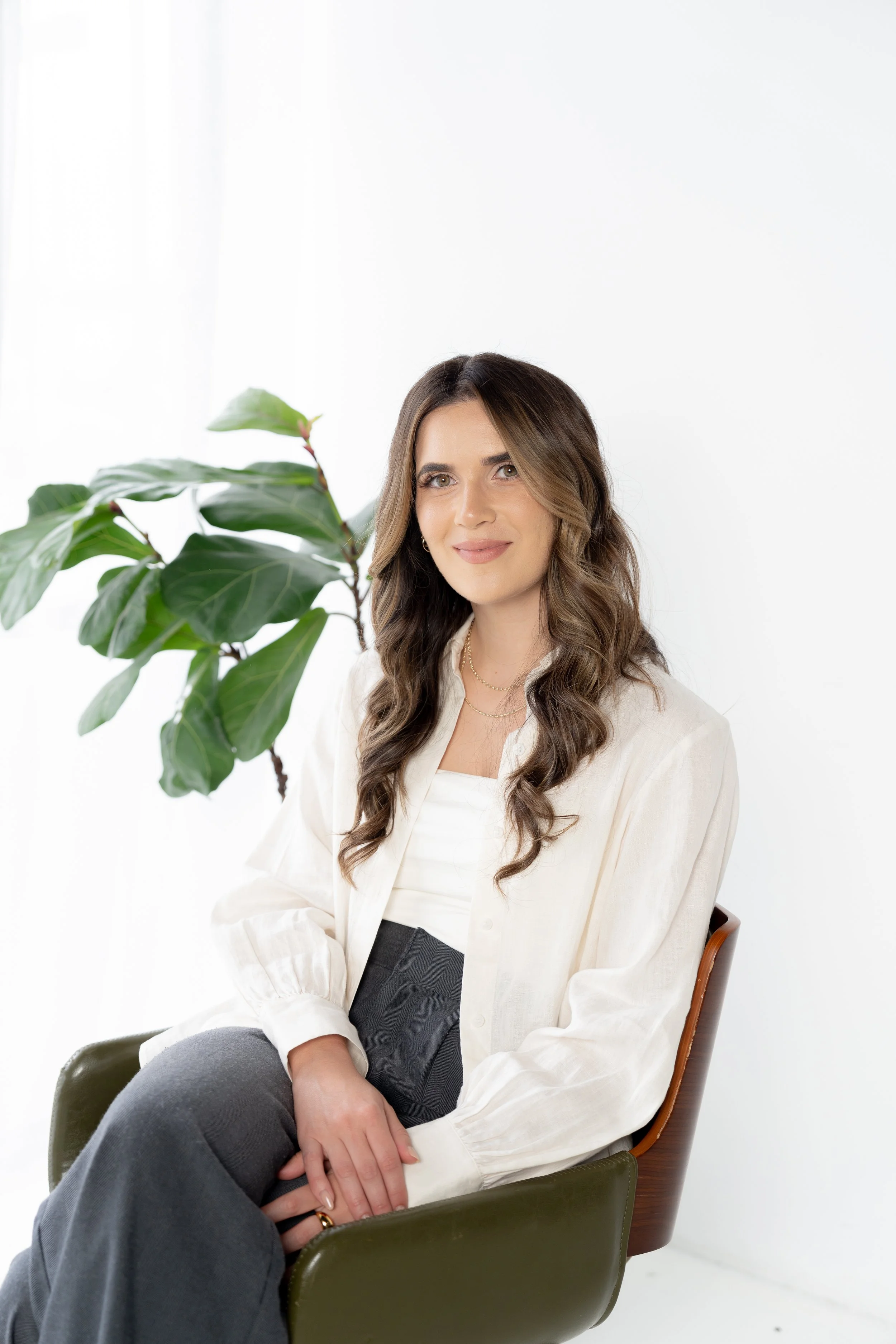 Female therapist sitting in therapy office in Los Angeles, specializing in anxiety, people-pleasing, life transitions, and acculturation issues.