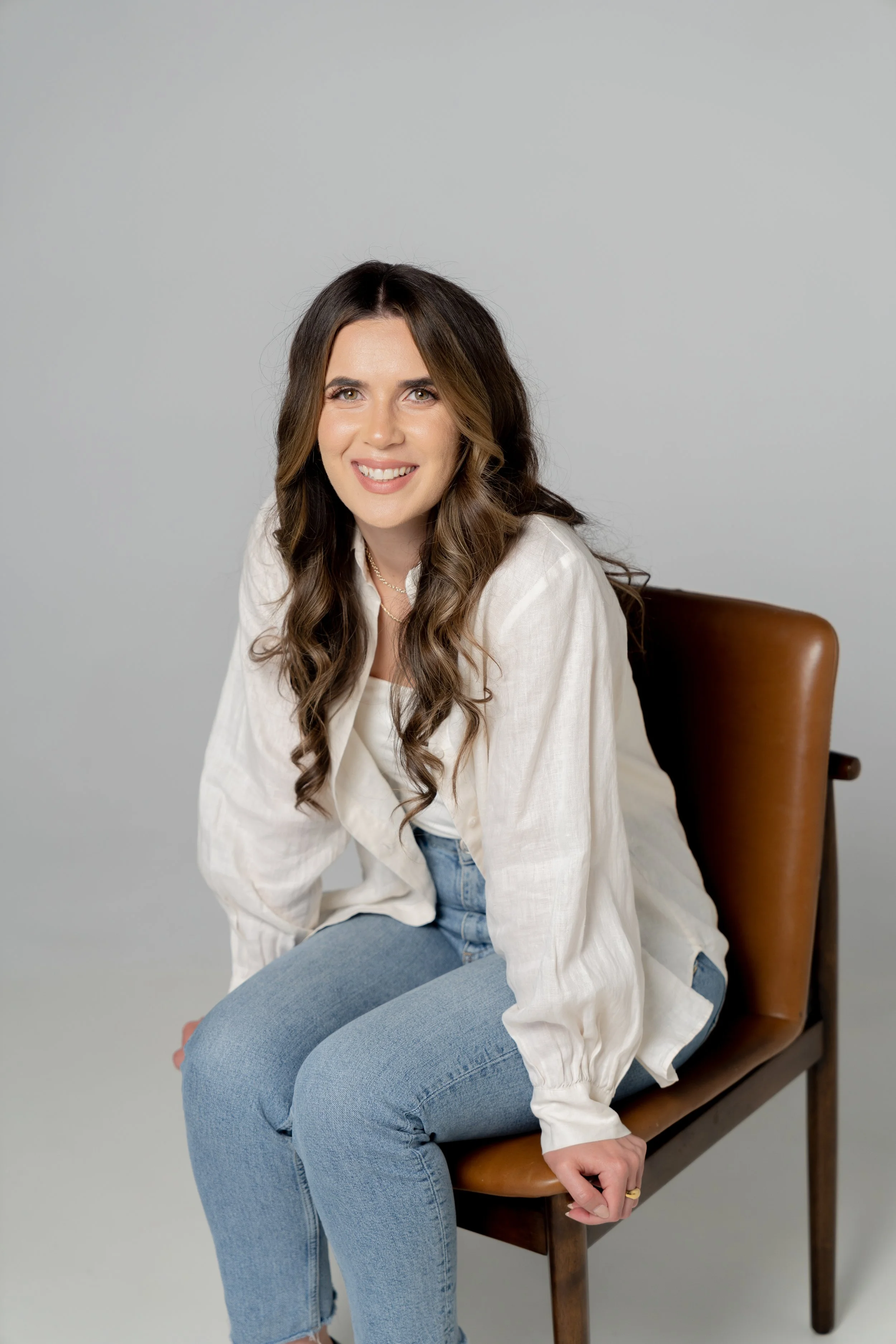 Therapist in Los angeles, female therapist sitting in a chair
