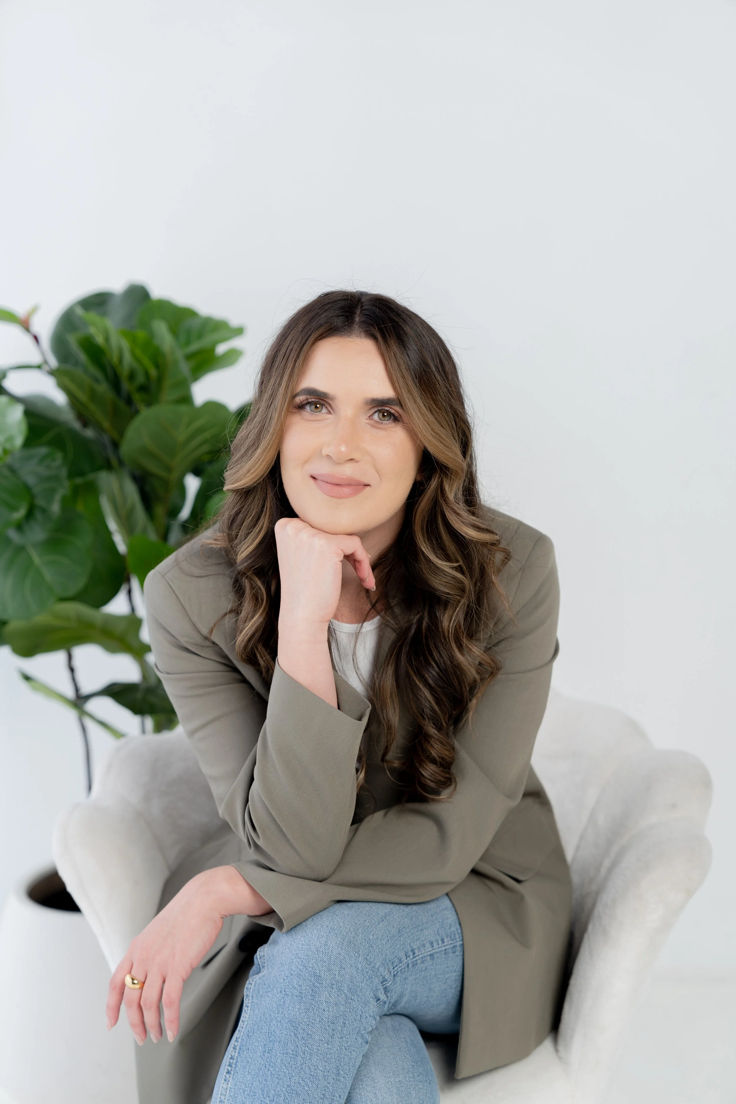 Therapist sitting in a chair. Stephanie Michaelian, LMFT, Los Angeles therapist, specializing in anxiety, people-pleasing, and identity struggles.