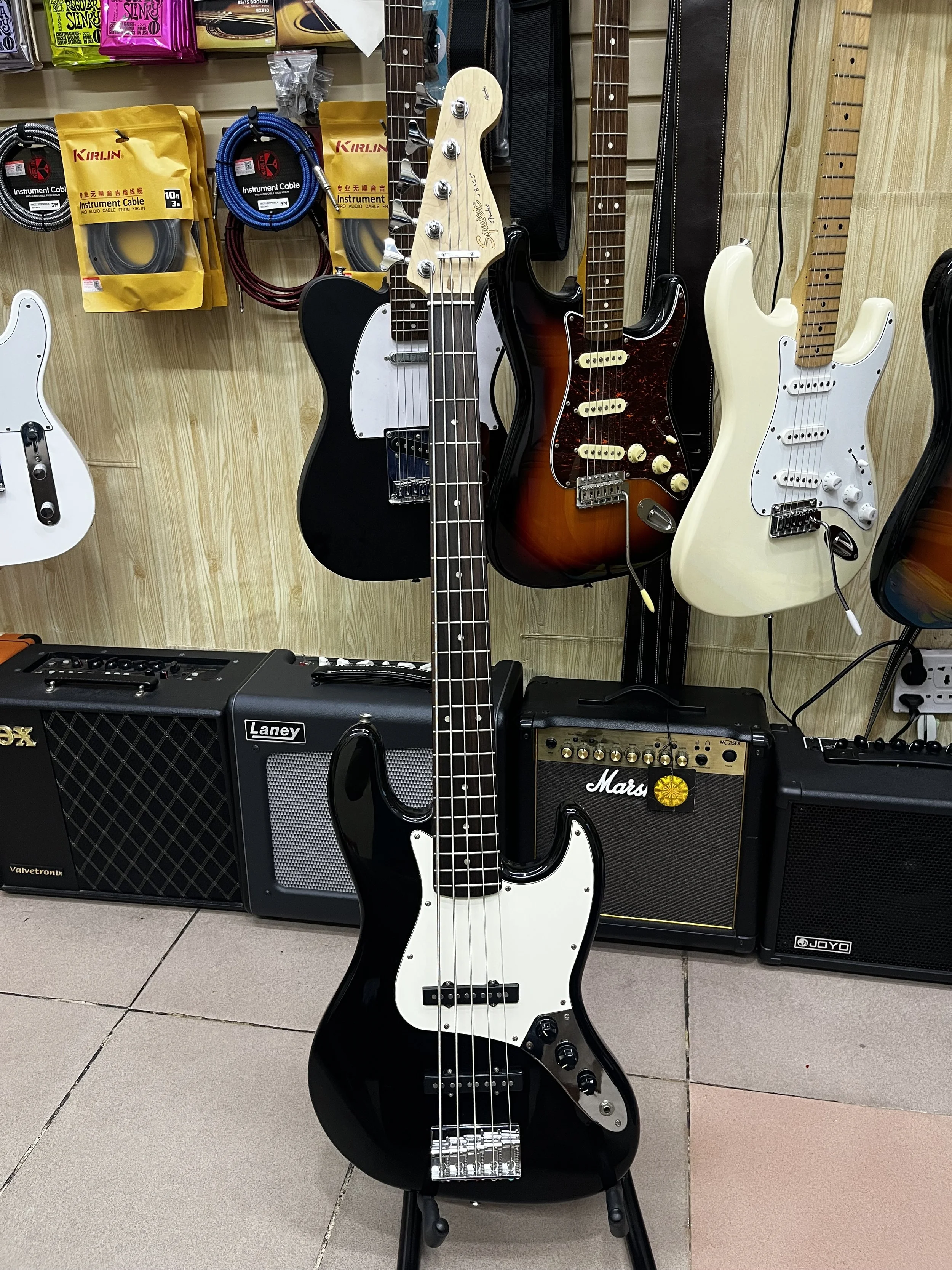 Squier Affinity Jazz Bass V 5 strings Black (used)
