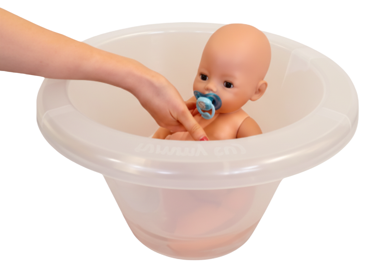 Een ontspannend badmoment voor een baby in een Tummy Tub, als onderdeel van de deskundige begeleiding bij Studio Groei Gent.