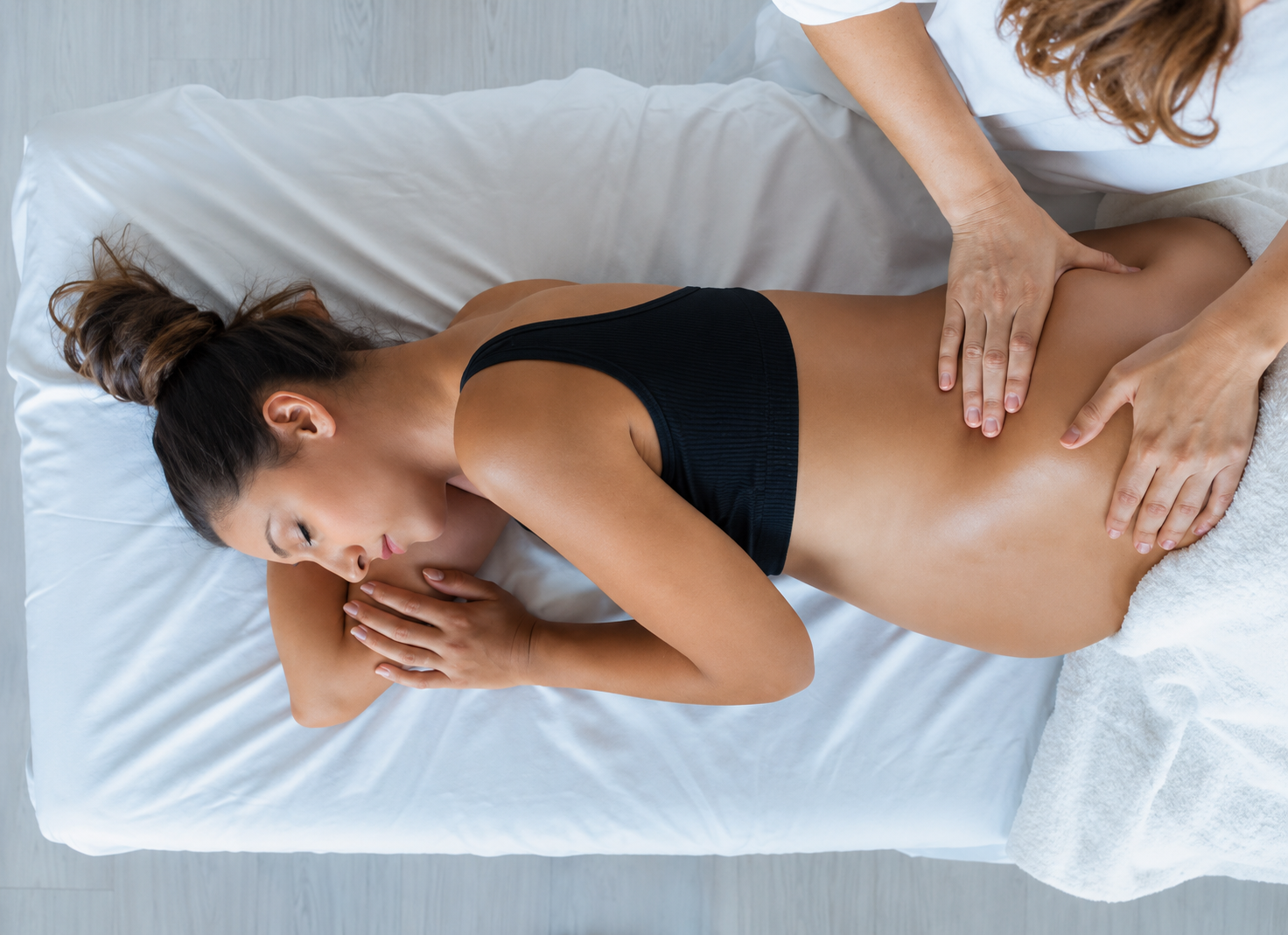 Ouder masseert baby tijdens een babymassagesessie bij Studio Groei in Gent