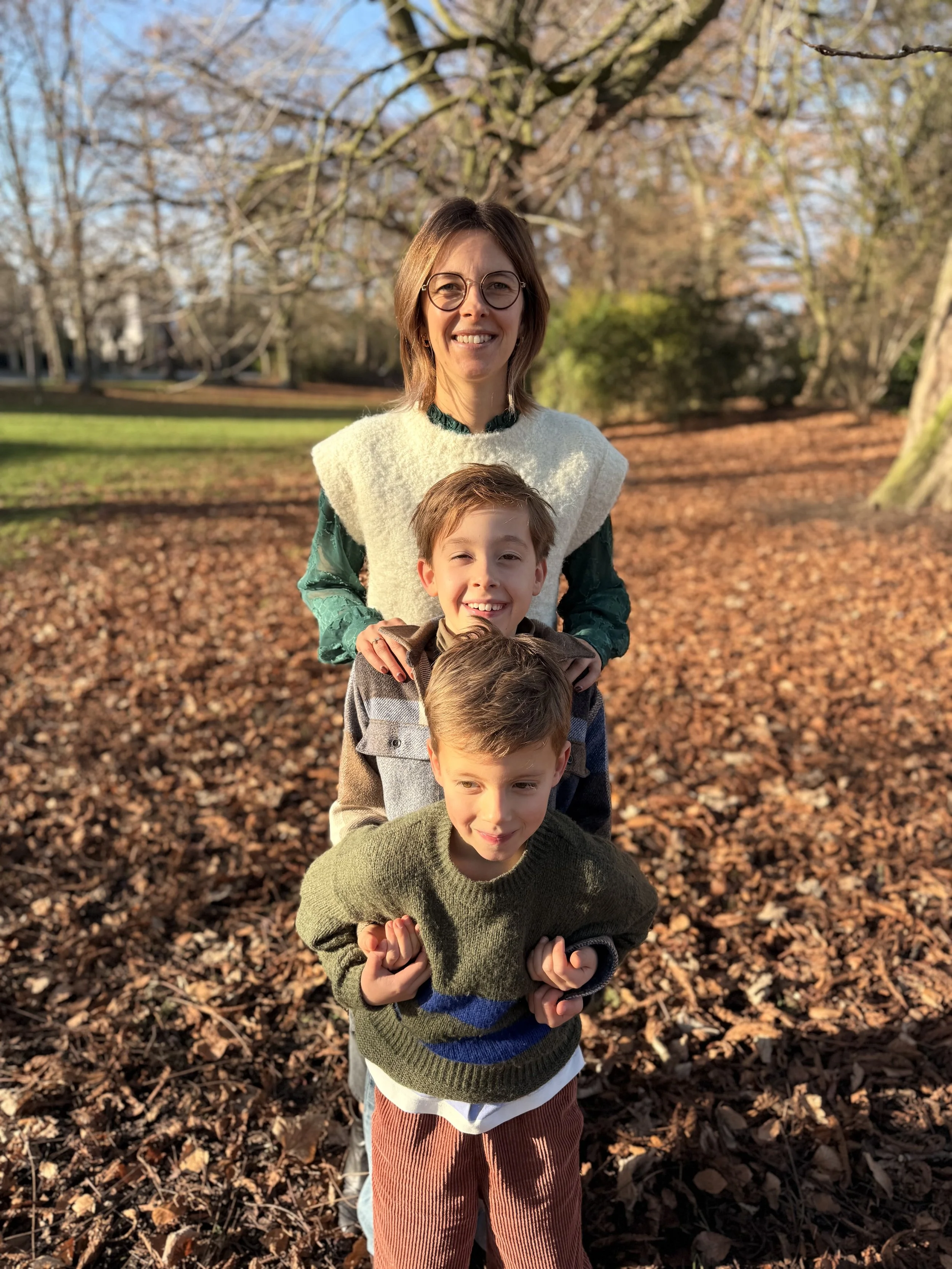 Annelies met haar kinderen in een natuurlijke omgeving