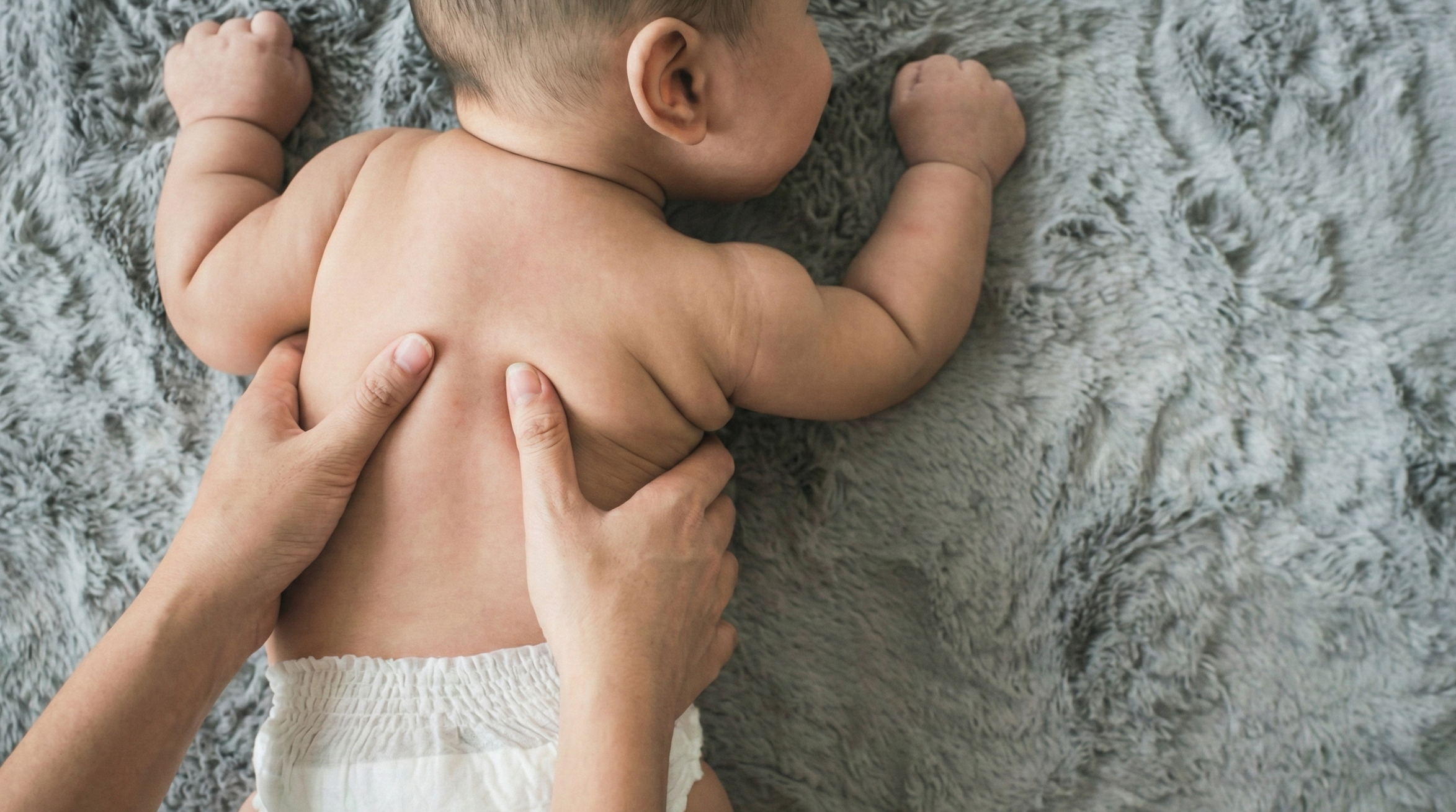 Ouder masseert baby tijdens een babymassagesessie bij Studio Groei in Gent