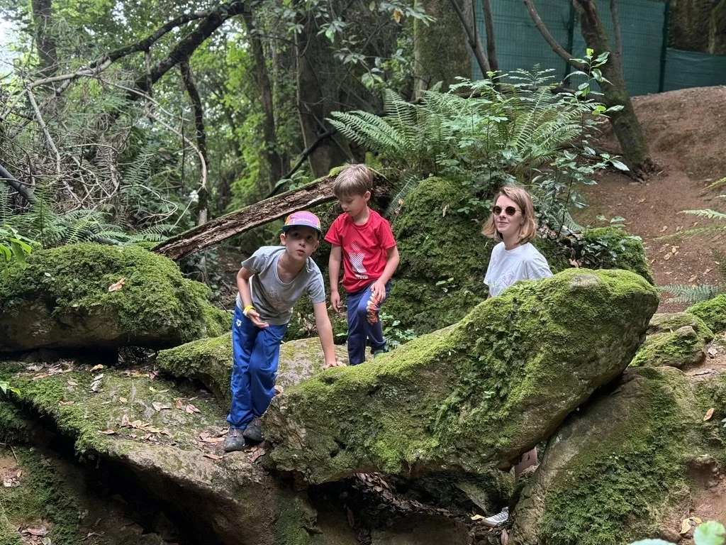 Annelies en haar kinderen tijdens een wandeling in het bos