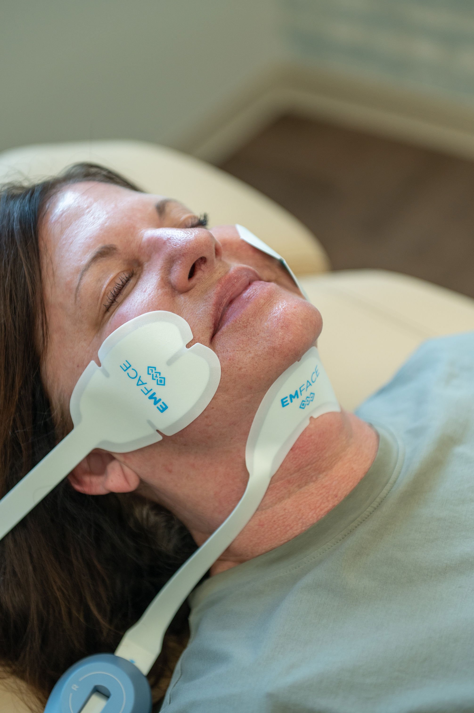 Emface treatment in Mankato, MN for double chin, saggy skin, and wrinkles. 