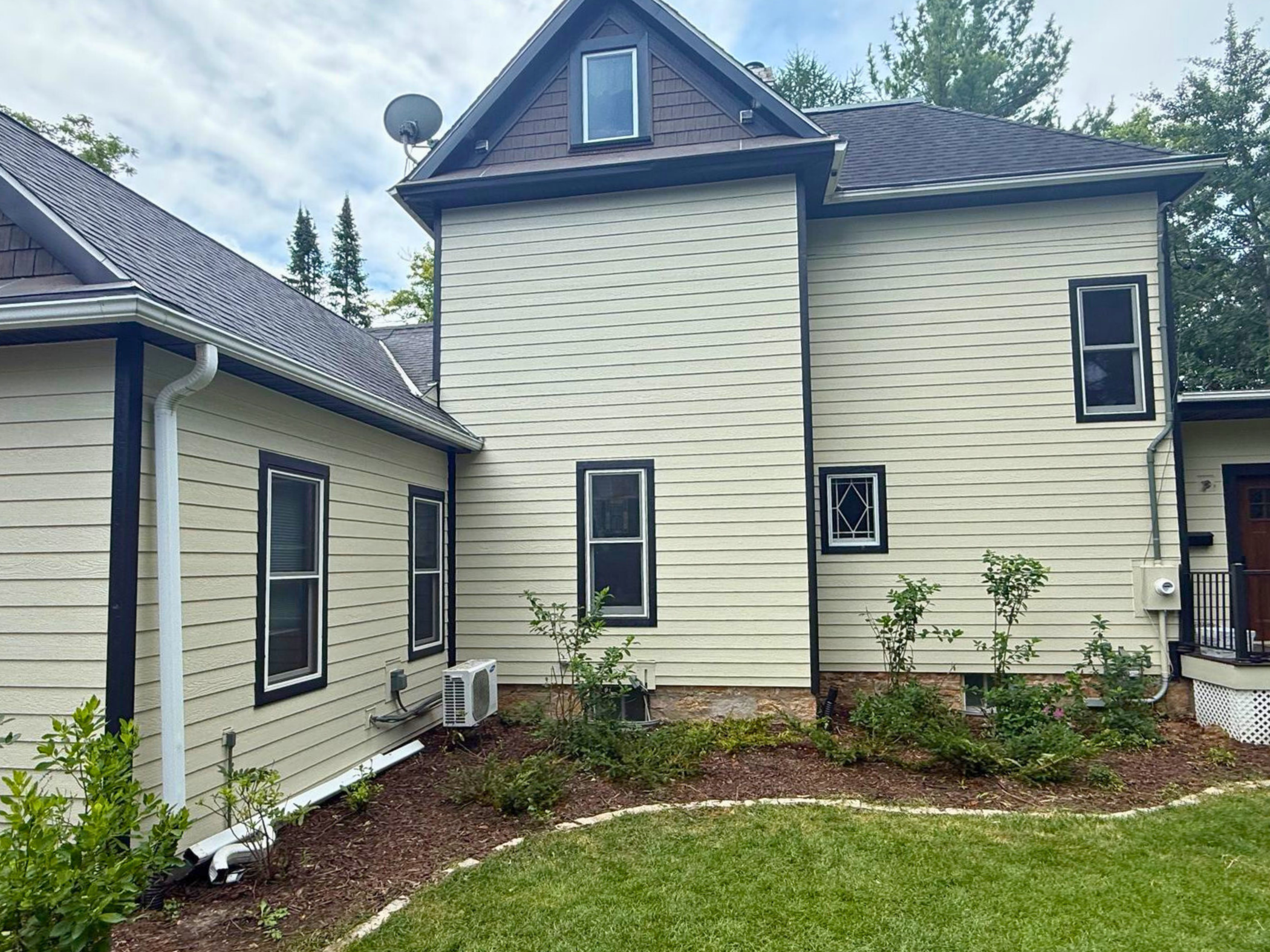 ProBuilt replaced the siding on this Northfield home.