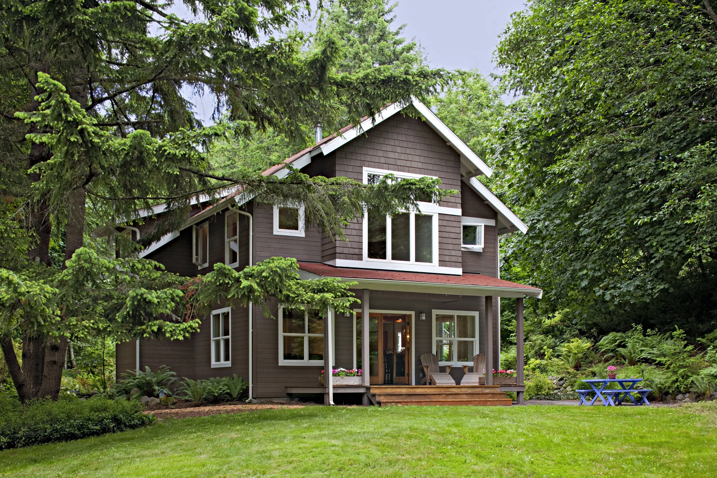 53890-green-lawn-in-front-of-country-house-2025-04-03-23-28-40-utc.jpg