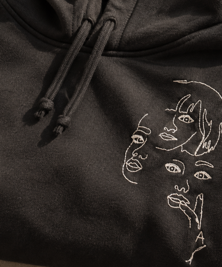 Hoodie%2Bnoir%2Bbrod%25C3%25A9%2Bde%2Bvisages%2Babstraits.png