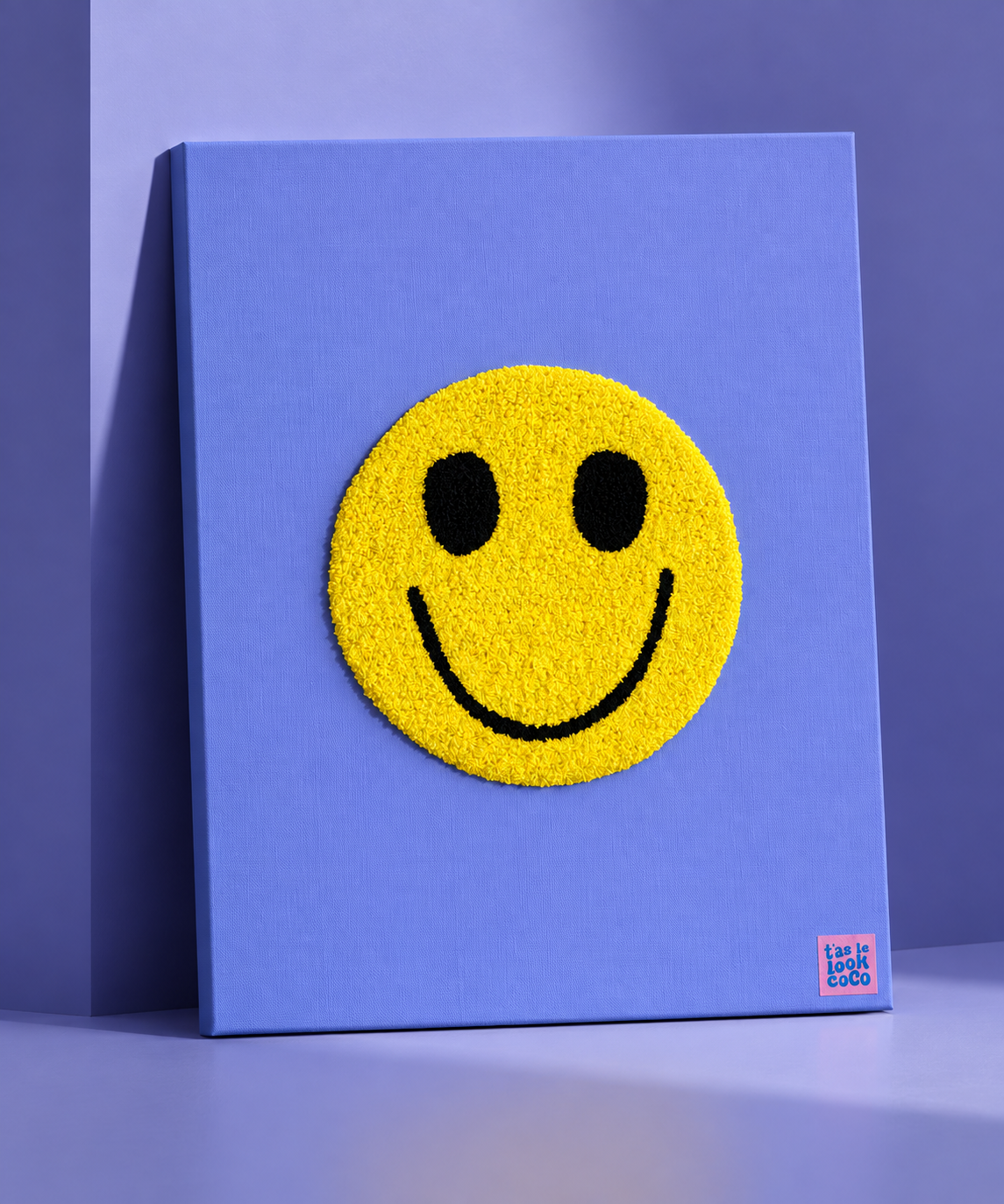 Sourire jaune texturé sur fond lilas.png