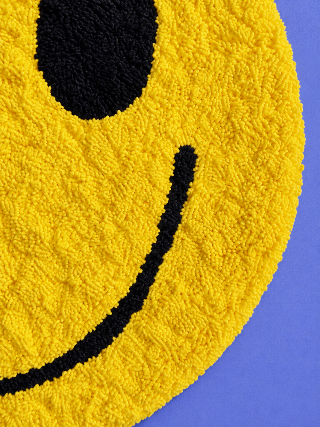 Gros plan sur tapis smiley tufté.png