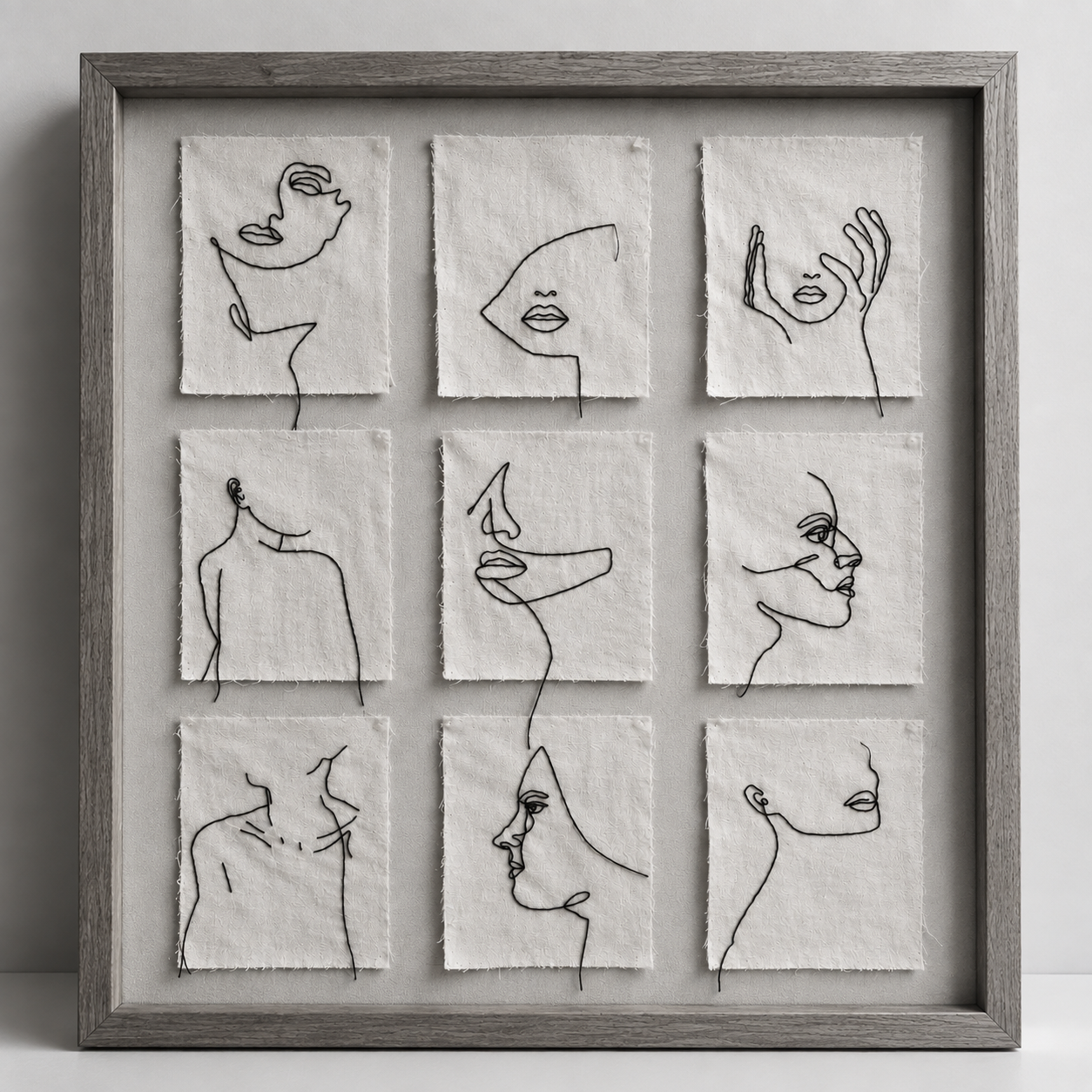 Triptyque de visages brodés en noir et blanc.png