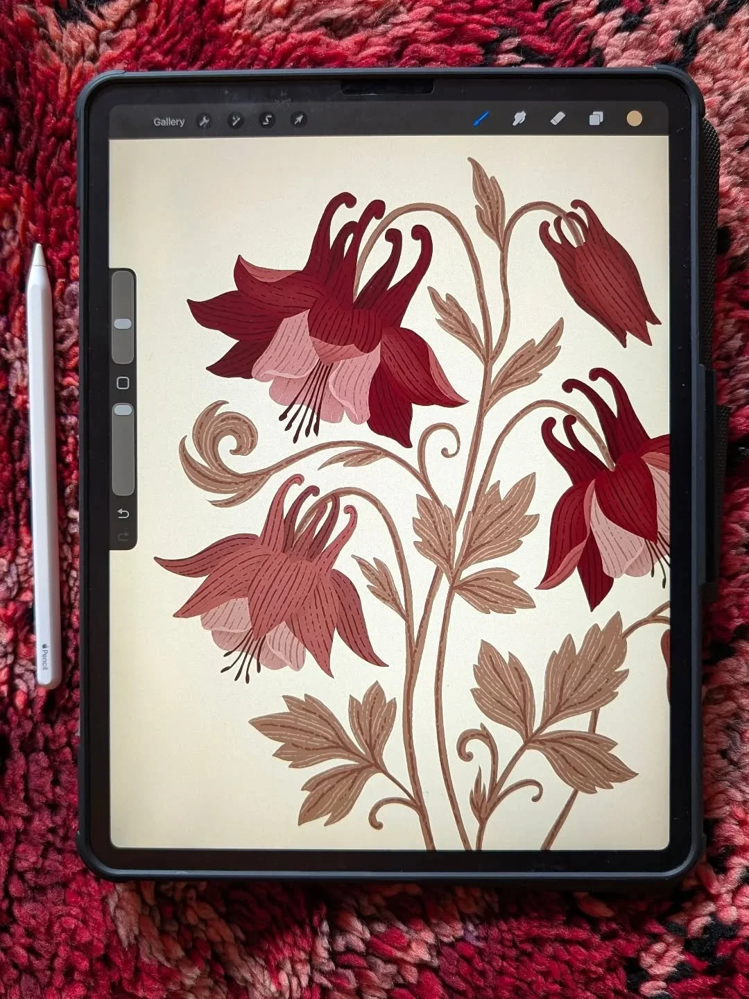 Working on some new things for my store 😍. I read a book a while back (of which the title escapes me) that described clusters of wild columbine flowers growing in a garden somewhere. The way it was written was so evocative so I've been wanting to dr