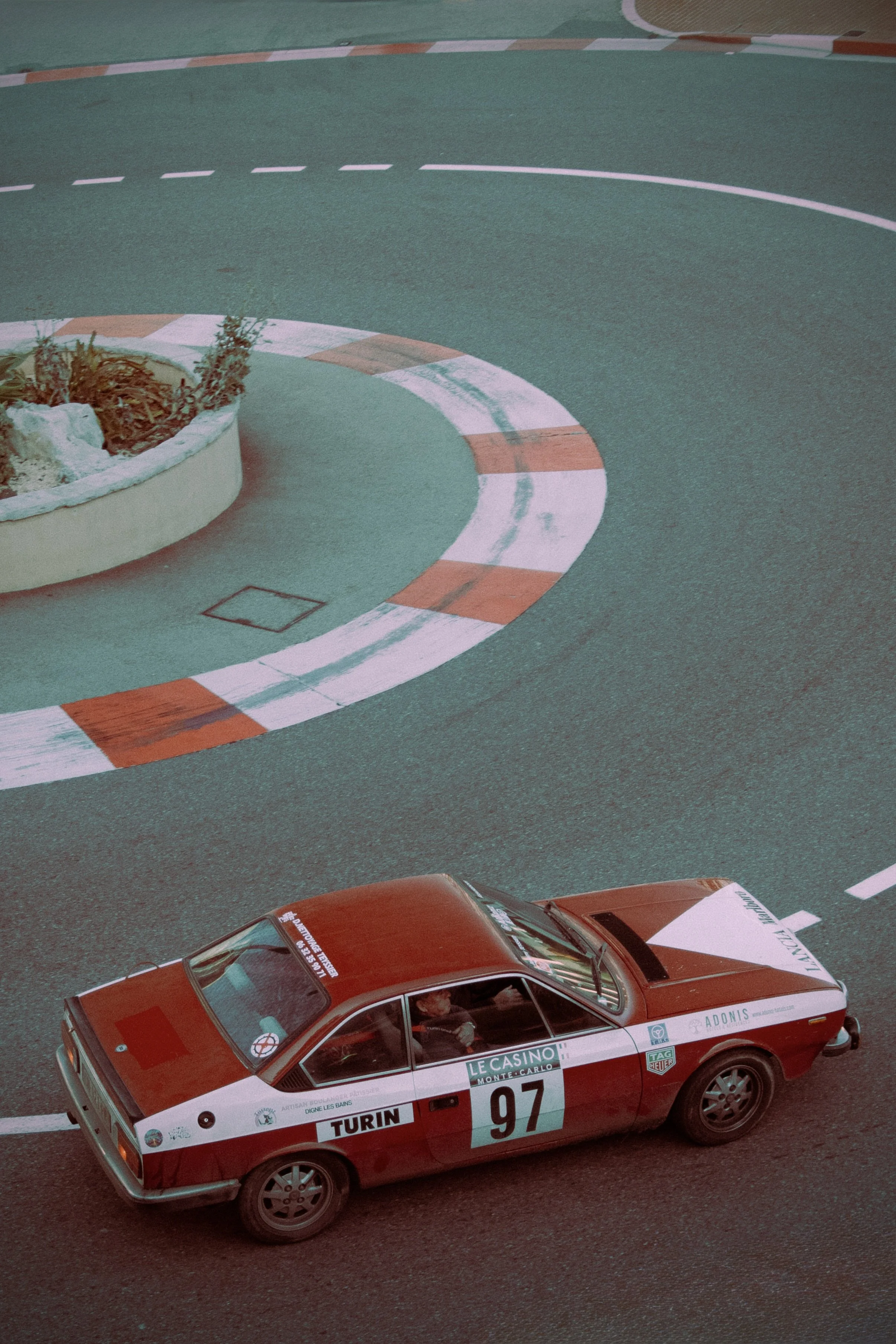 RED & WHITE
from 195€