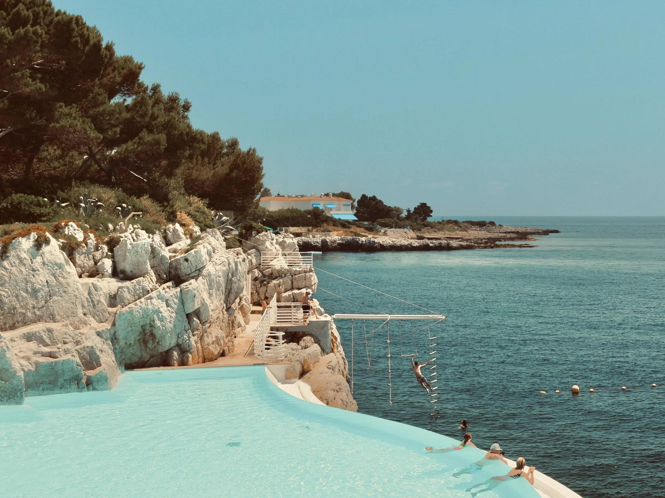 POOLSIDE EDEN-ROC from 195€