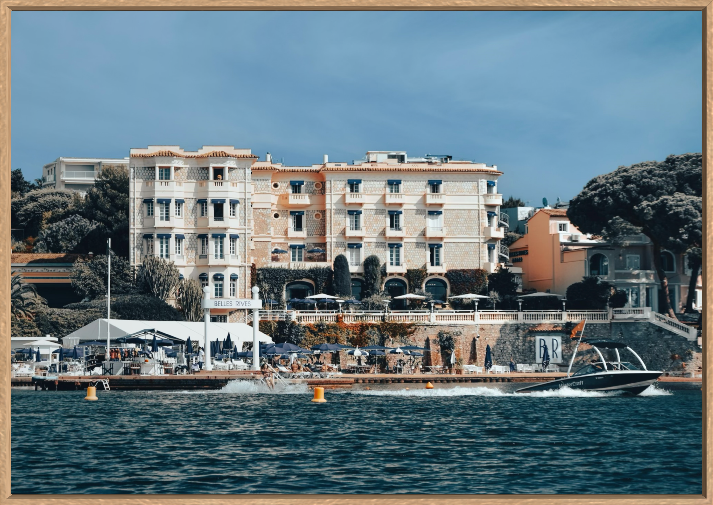 BELLES RIVES Available in Alu/Dibond White Frame 70x50cm