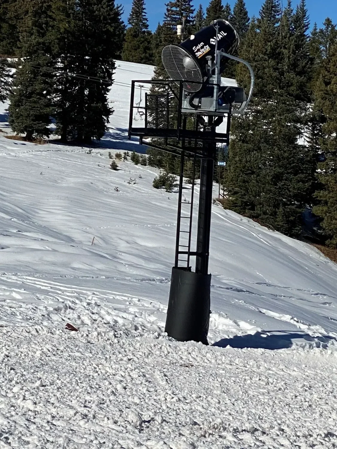 SMI Super Polecat on a Denali Tower with a concrete snowmaking vault