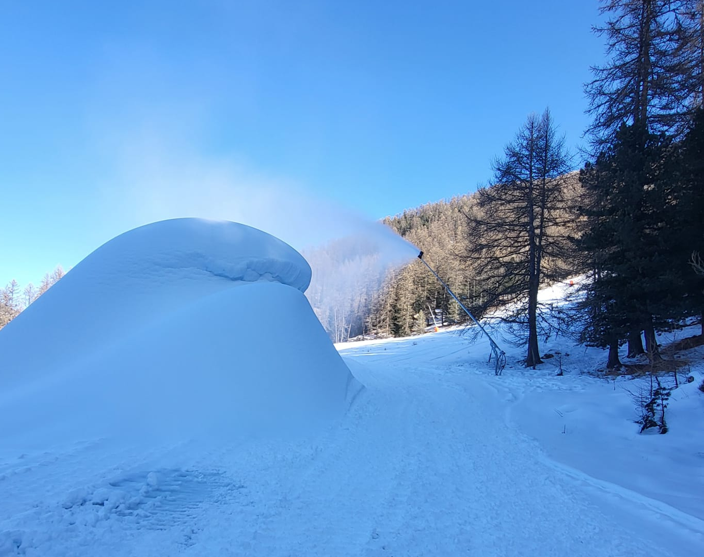 SMI Snowmakers Grizzly snowmaking stick making snow with a huge snow pile.