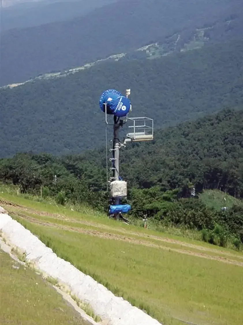 SMI Snowmakers installing Super Wizzards at Konjiam, South Korea