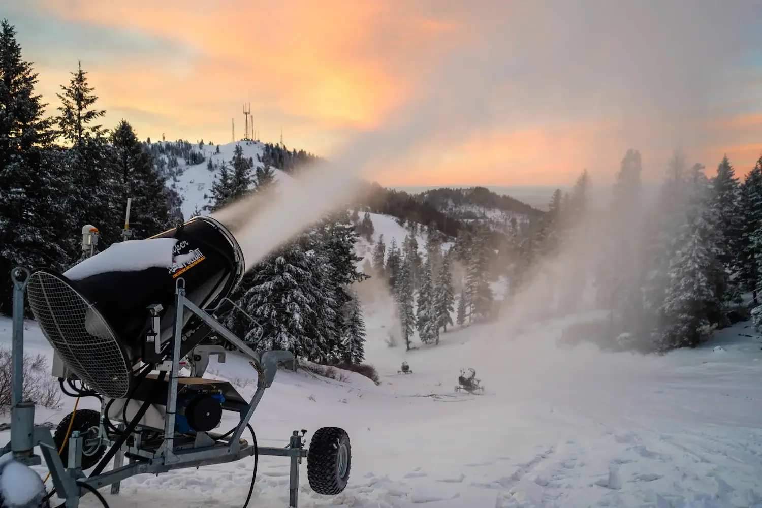 SnowGunAtSunriseDecember2019AtBogusBasin_PhotoByLukeTokunaga_2048x1365 copy.webp