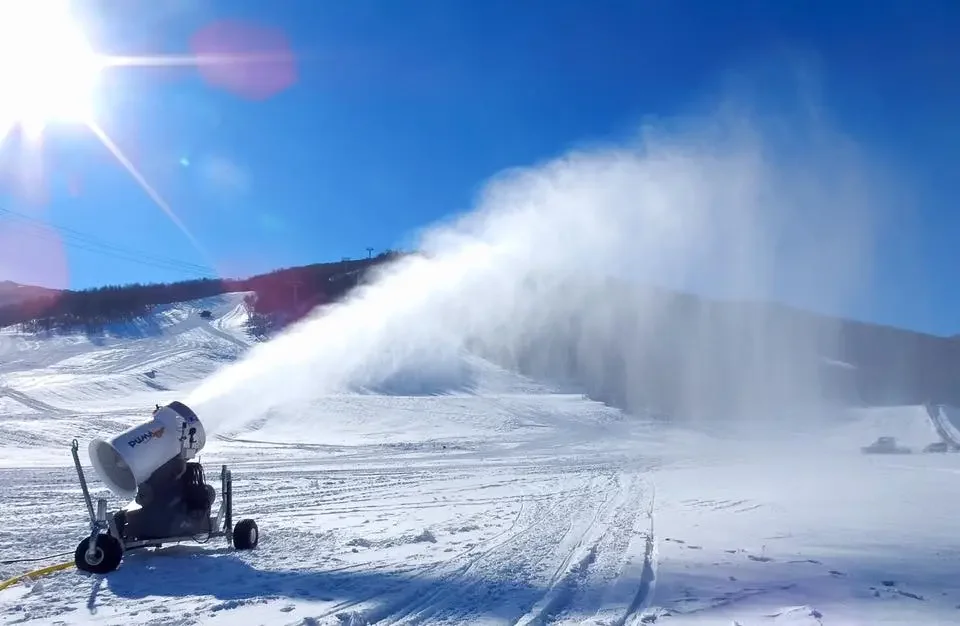 SMI Standard Puma snowmaker on a carriage mount