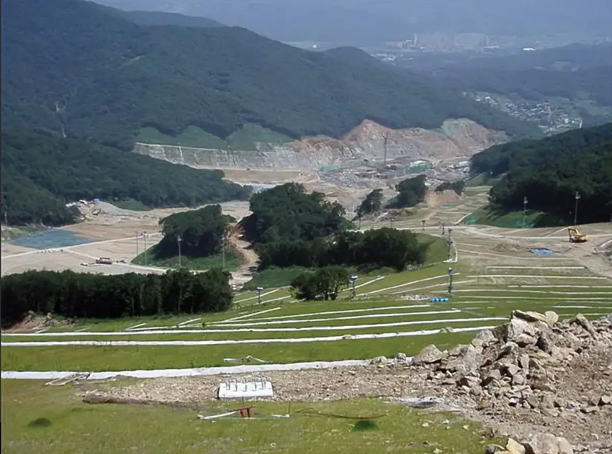 SMI Snowmakers installing Super Wizzards at Konjiam, South Korea