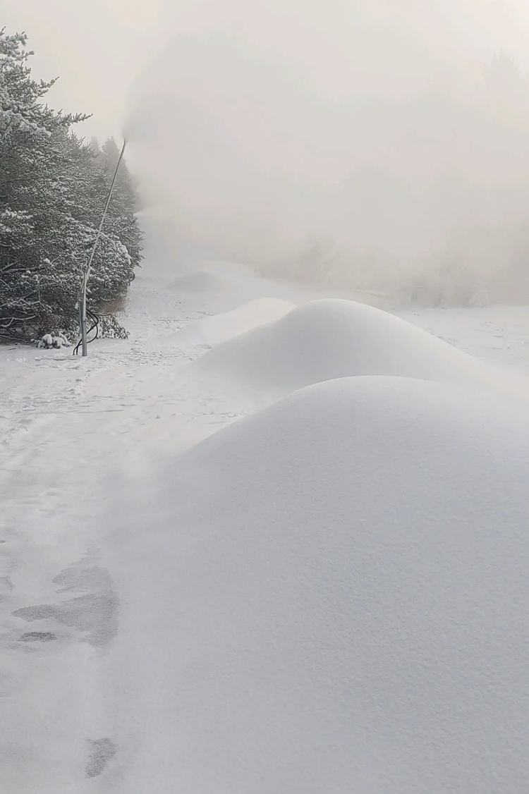 SMI Snowmakers Axis snowmaking stick making snow.
