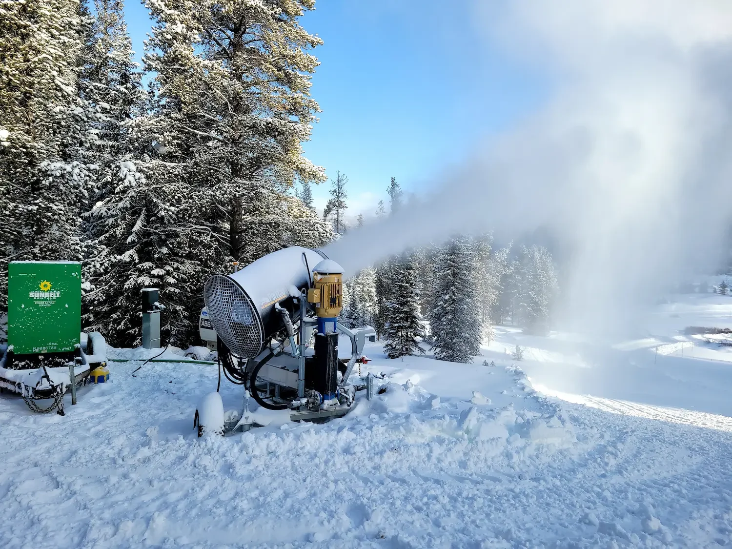 SMI Super Polecat snow machine with an onboard booster pump to help boost low water pressure.