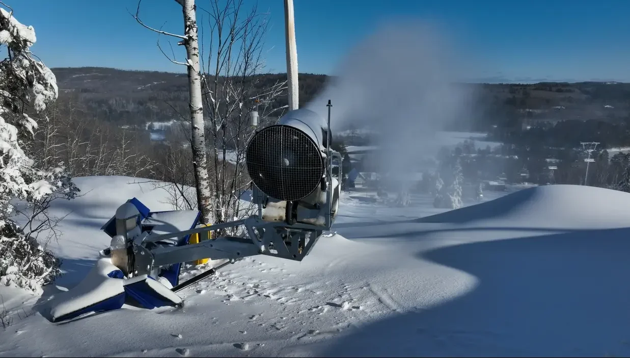 Fully automated Super Polecat on Access Tower making snow at its lowered position