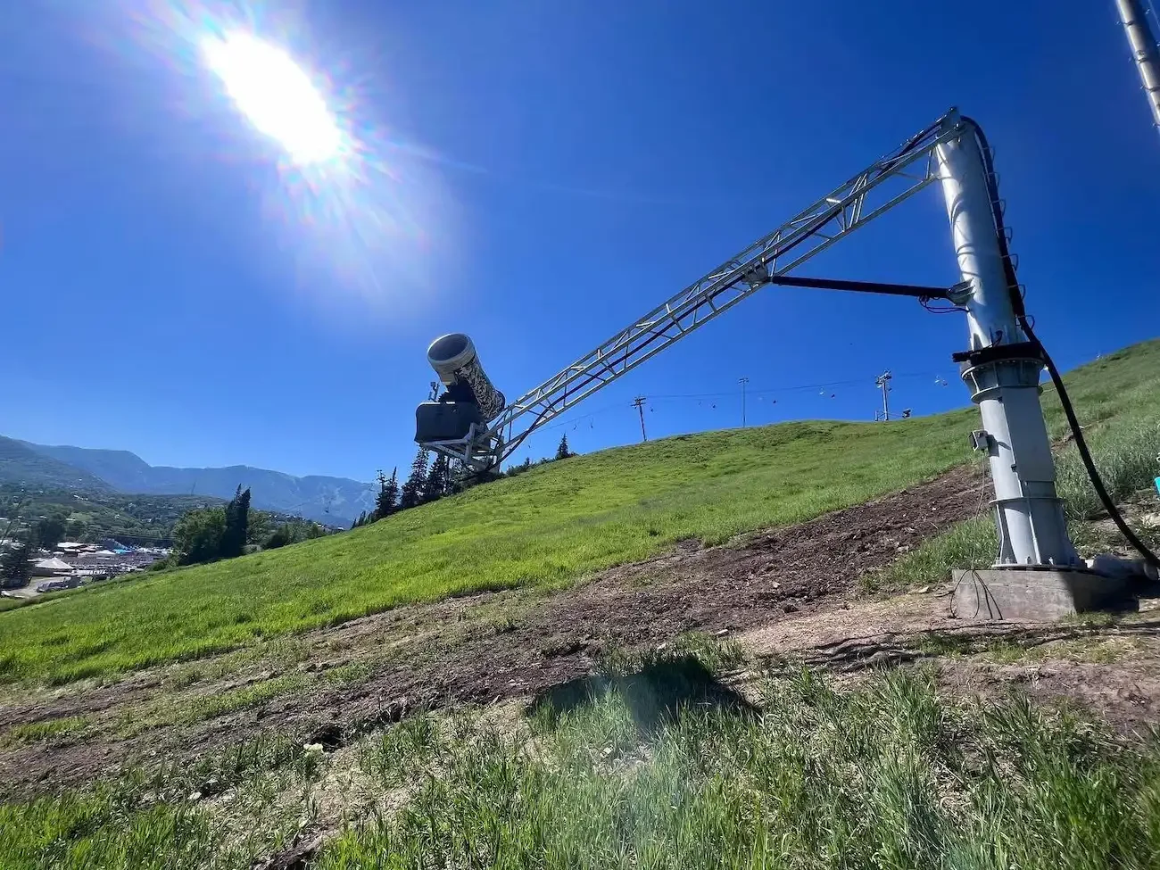 SMI Super Puma Snowmaker on Swing Arm Tower - Fan Gun Oscillated