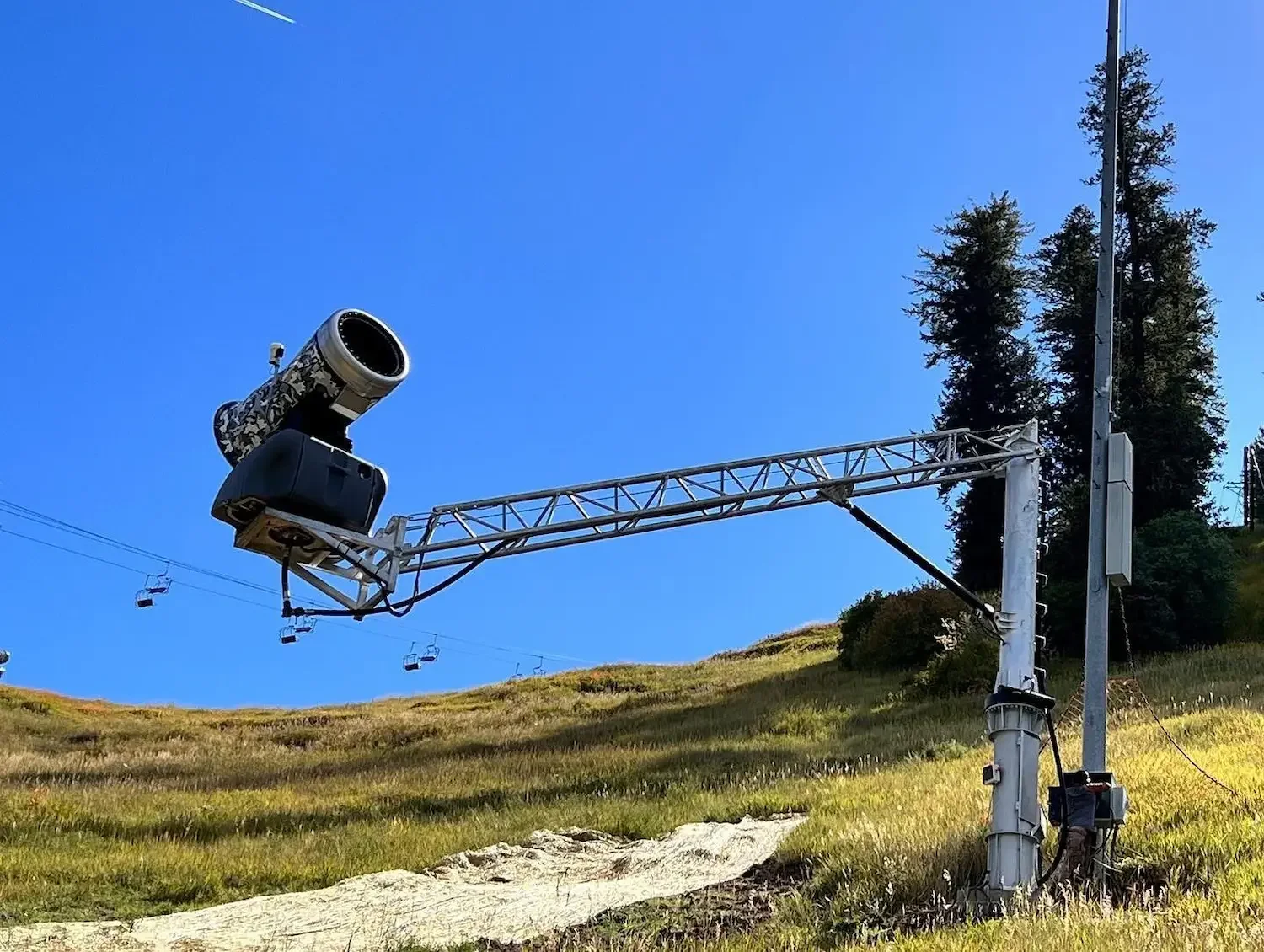 SMI Super Puma Snowmaker on Swing Arm Tower - Fan Gun Oscillated