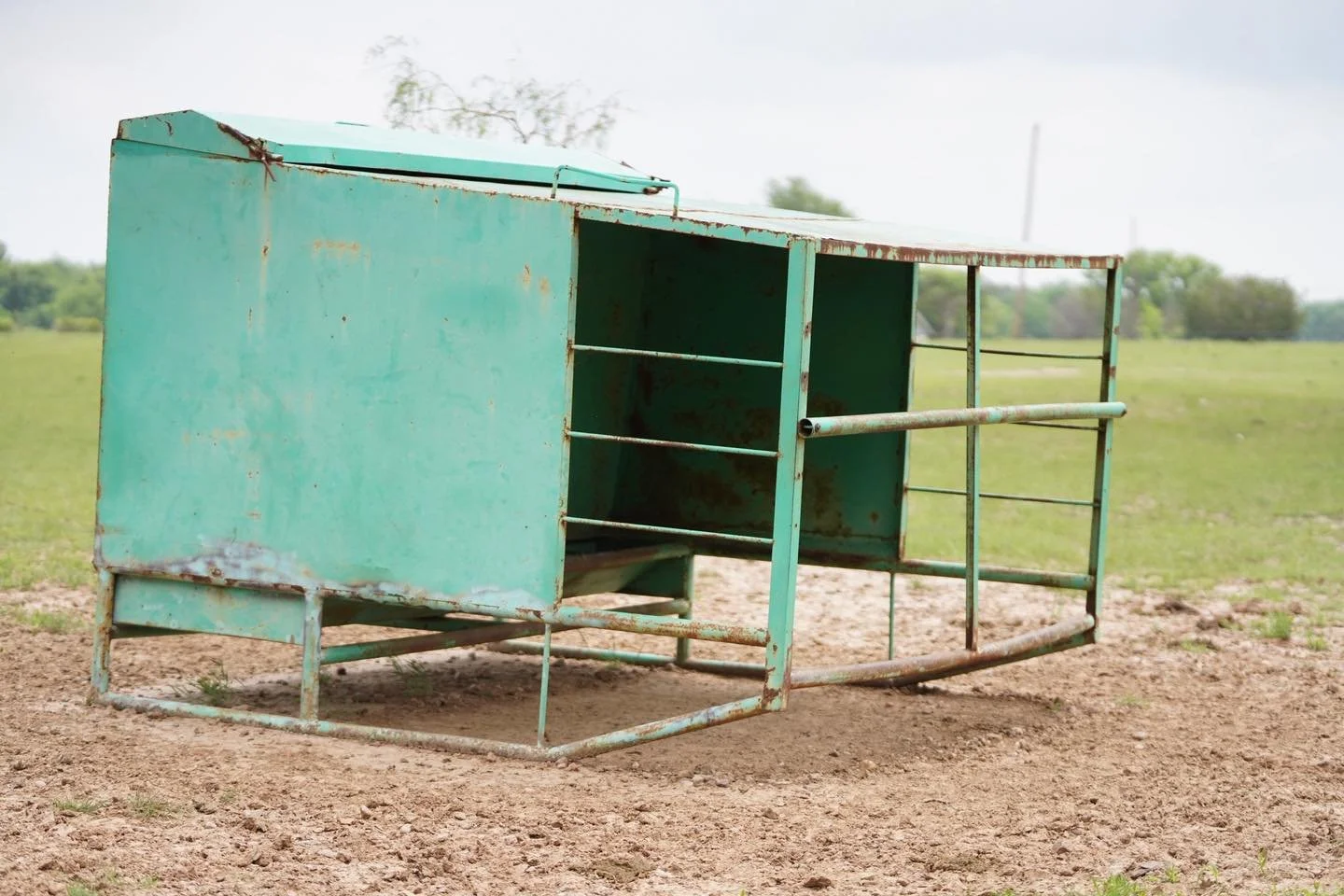 𝗖𝗥𝗘𝗘𝗣 𝗙𝗘𝗘𝗗𝗘𝗥 𝟭𝟬𝟭 🐄

&ldquo;It&rsquo;s a cage!&rdquo;
&ldquo;It&rsquo;s a trap!&rdquo;

Nope&hellip; just a creep feeder 😂

The openings are sized so calves can get inside to eat, but bigger cows can&rsquo;t. It lets calves get extra f
