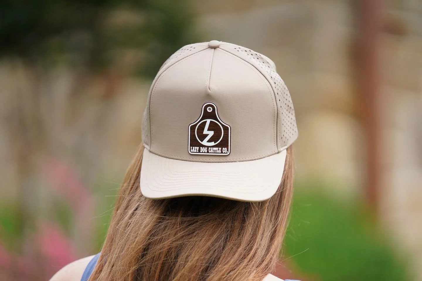 𝗠𝗘𝗦𝗛 𝗛𝗔𝗧𝗦 w/ 𝗪𝗢𝗢𝗗𝗘𝗡 𝗘𝗔𝗥 𝗧𝗔𝗚𝗦

These mesh hats with the wooden ear tag patch have quickly become one of our favorites around here.

Simple, clean, and comfortable enough to wear every day, whether you&rsquo;re feeding cows, workin