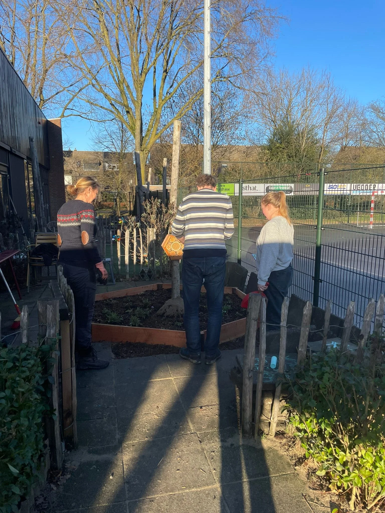 Een BeeWell-tuin wordt aangelegd door mensen met afstand tot werk.