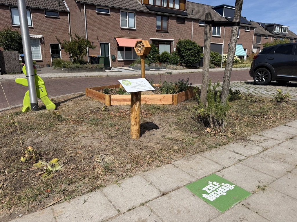 Een Beewell-buurttuin aangelegd op een groenstrook van de gemeente Amersfoort welke wordt onderhouden door buurtbewoners en het Beewell-team.