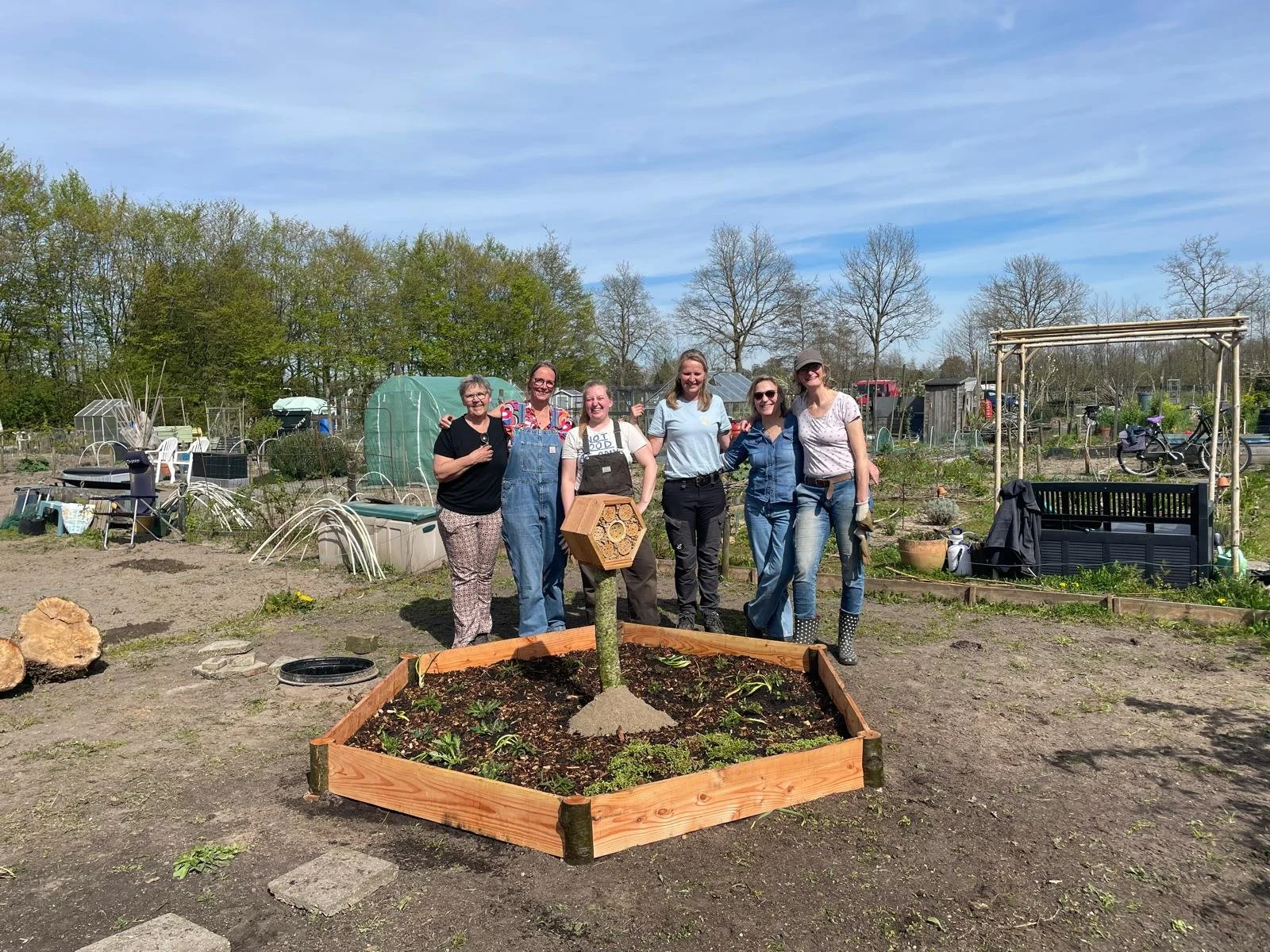50 vierkante meter bijentuin met centraal de Beewell-tuin en de vrijwilligers.