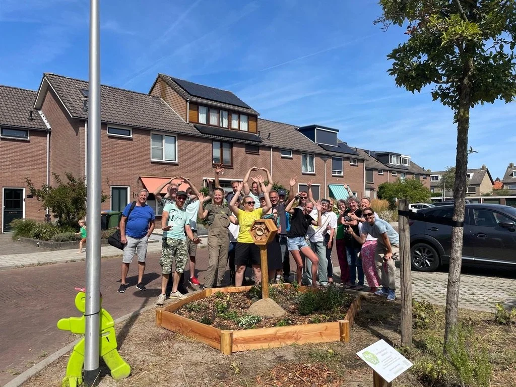 Buurtbewoners en mensen van Beewell re-integratieteam hebben samen een Beewell-buurttuin aangelegd in Hoogland.