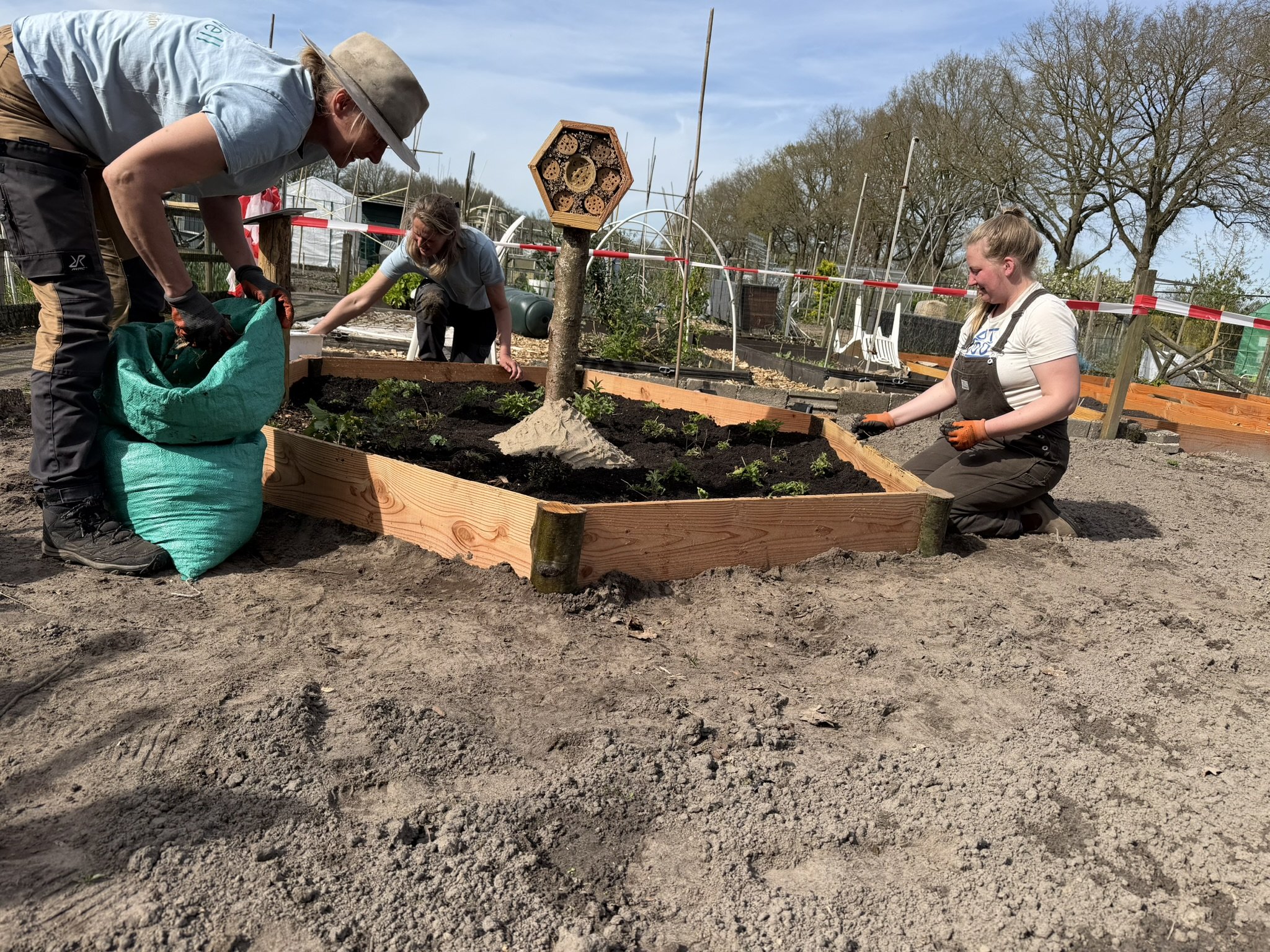Het aanleggen van een Beewell-tuin ergens in Nederland.