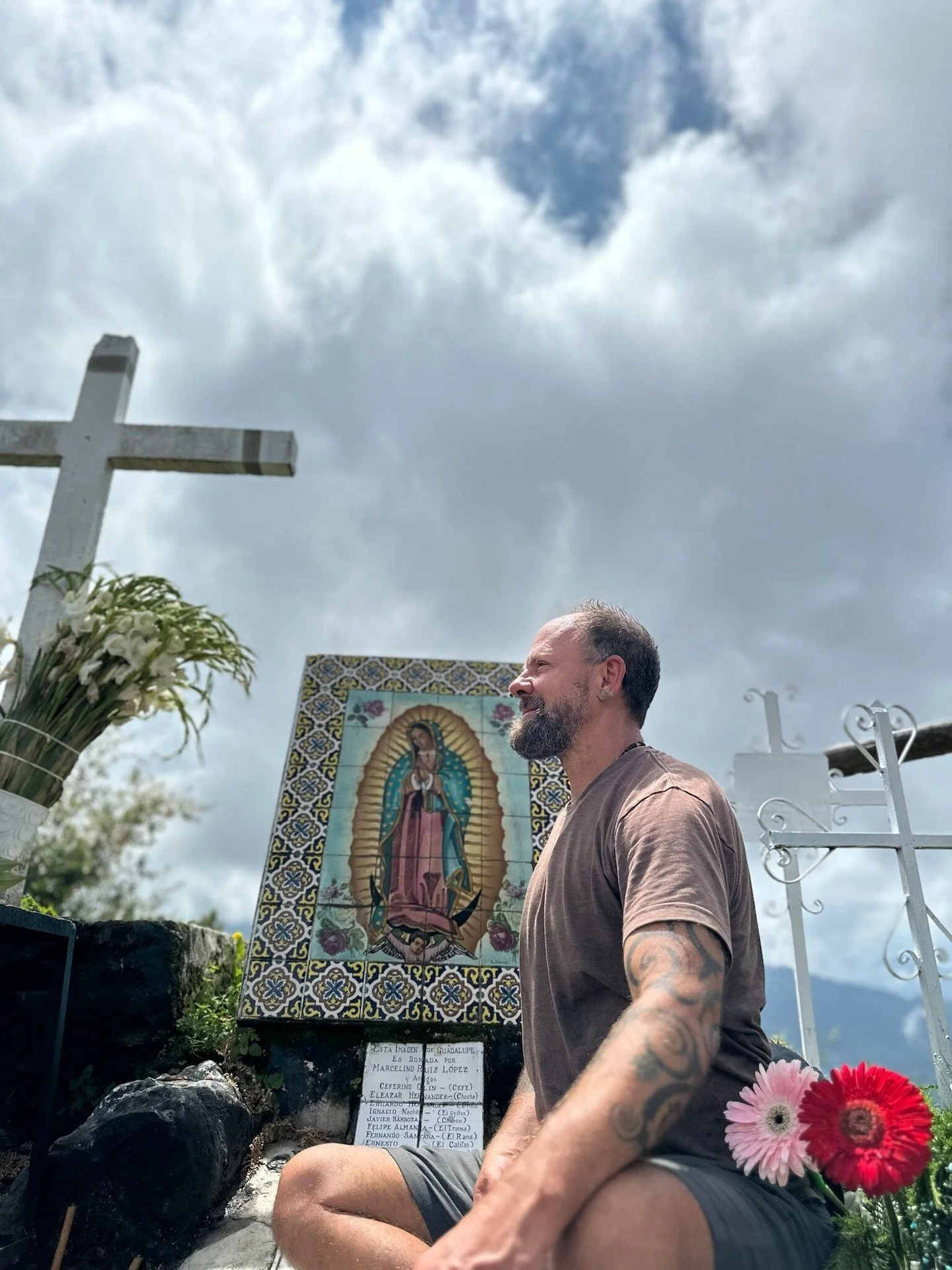 Prayers and offerings at Cerro de Adoración, a sacred mountaintop outside Juaulta, Oaxaca.
Here, the local Mazatec people call the spirit of the mountain “Chiko Nindo”—the Great Spirit or Mountain Lord.
This place is a cros