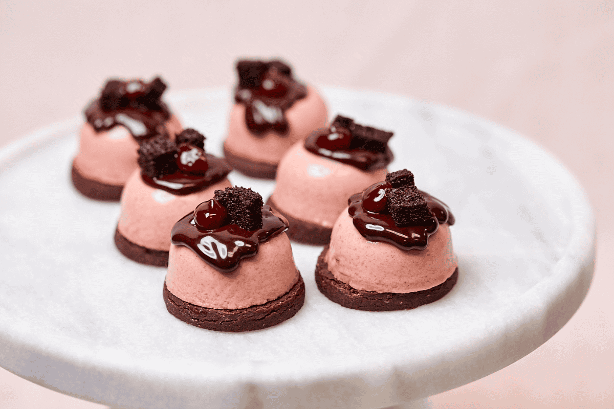 How to Choose Catering Desserts That Match Your Menu &amp; Mood