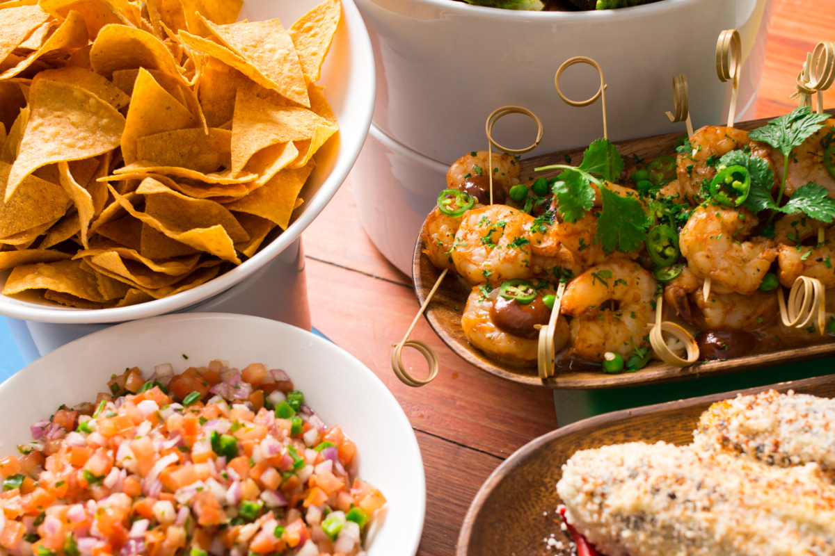 A bunch of bowls of food on the table